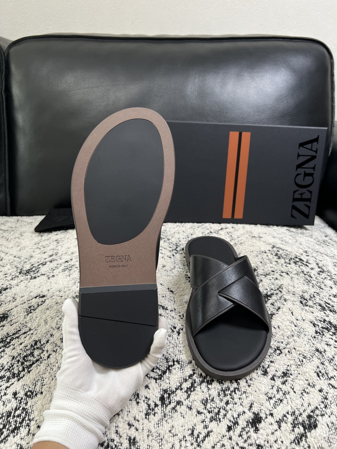 Zegna  高品质  顶级工艺品  杰尼亚  拖鞋专柜新款原厂配置，意大利进口牛皮面料，进口牛里垫，透气舒适，鞋底：原