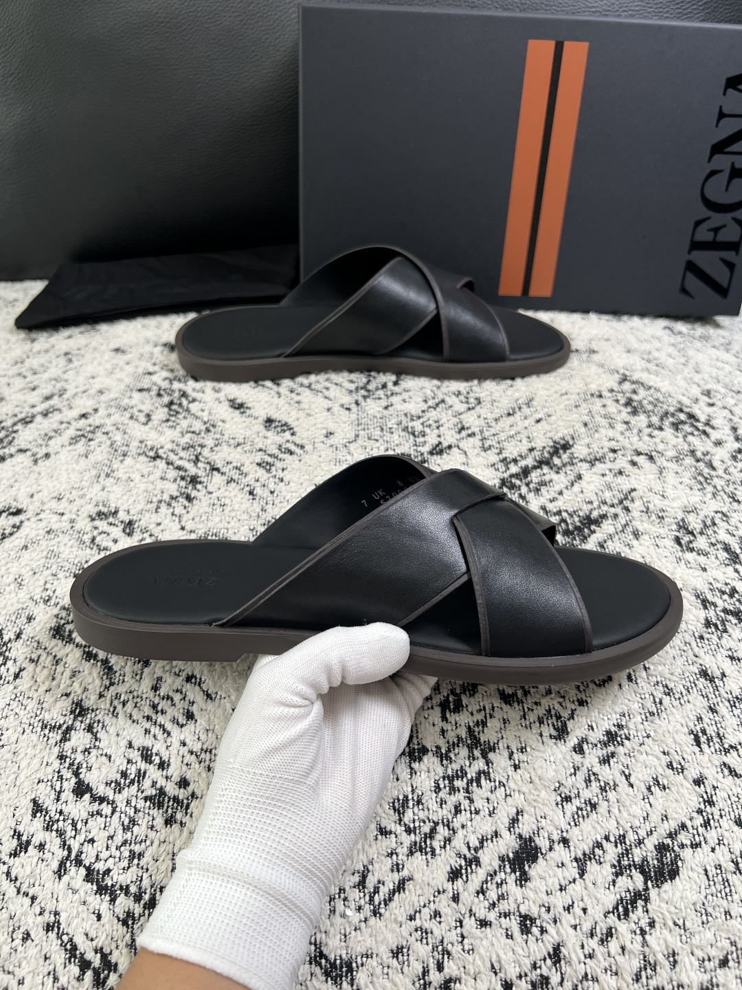 Zegna  高品质  顶级工艺品  杰尼亚  拖鞋专柜新款原厂配置，意大利进口牛皮面料，进口牛里垫，透气舒适，鞋底：原