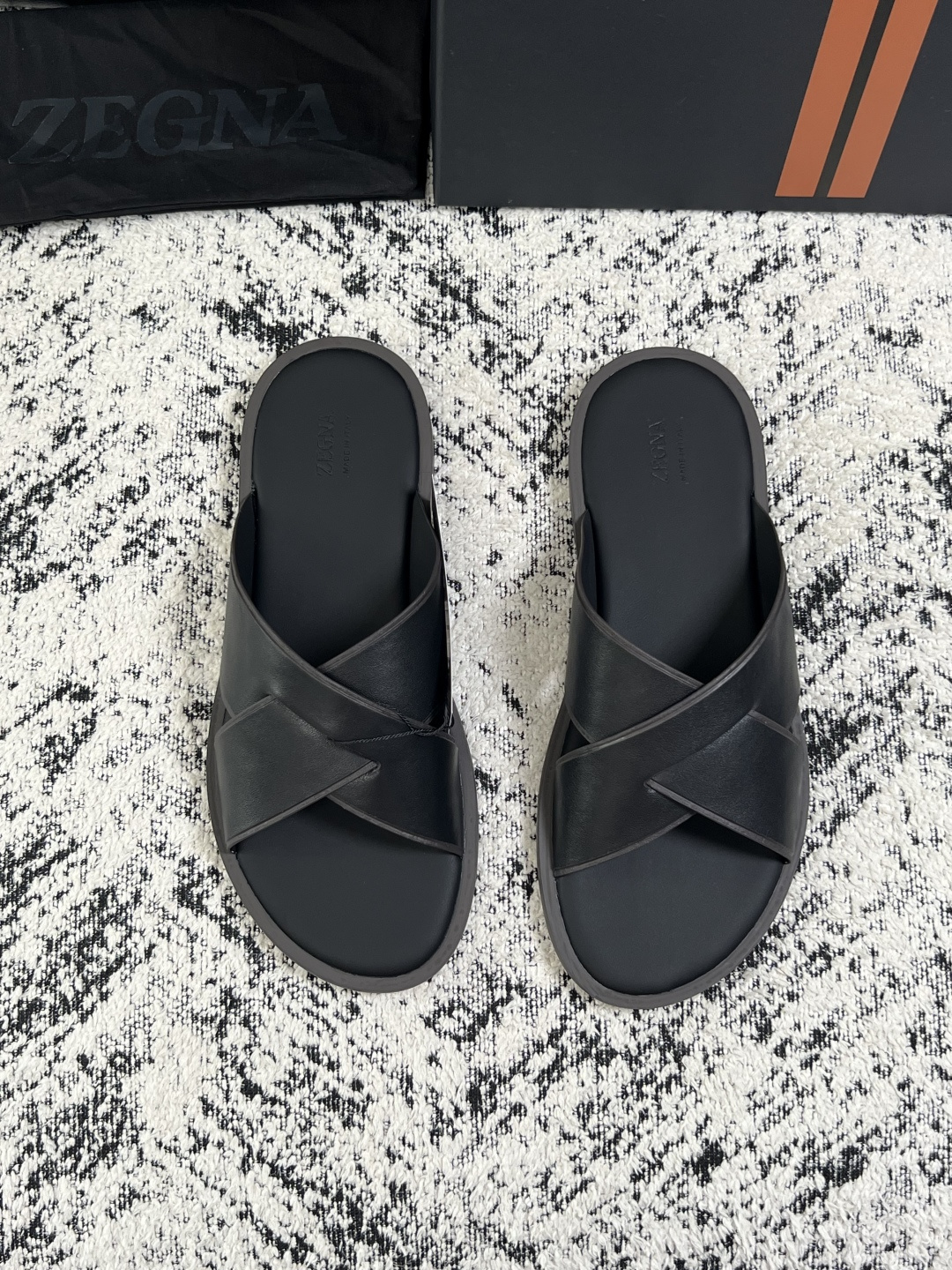 Zegna  高品质  顶级工艺品  杰尼亚  拖鞋专柜新款原厂配置，意大利进口牛皮面料，进口牛里垫，透气舒适，鞋底：原