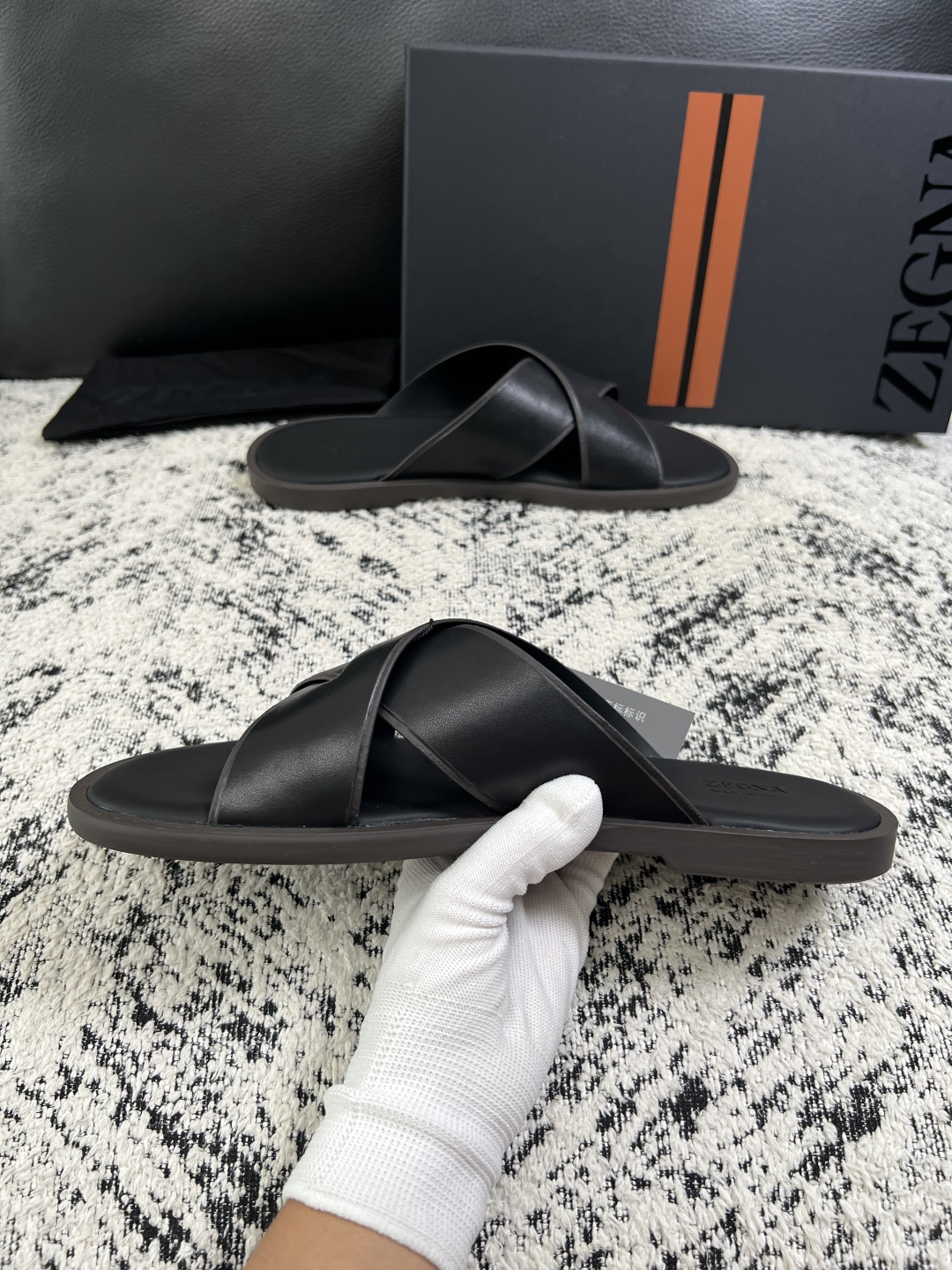 Zegna  高品质  顶级工艺品  杰尼亚  拖鞋专柜新款原厂配置，意大利进口牛皮面料，进口牛里垫，透气舒适，鞋底：原