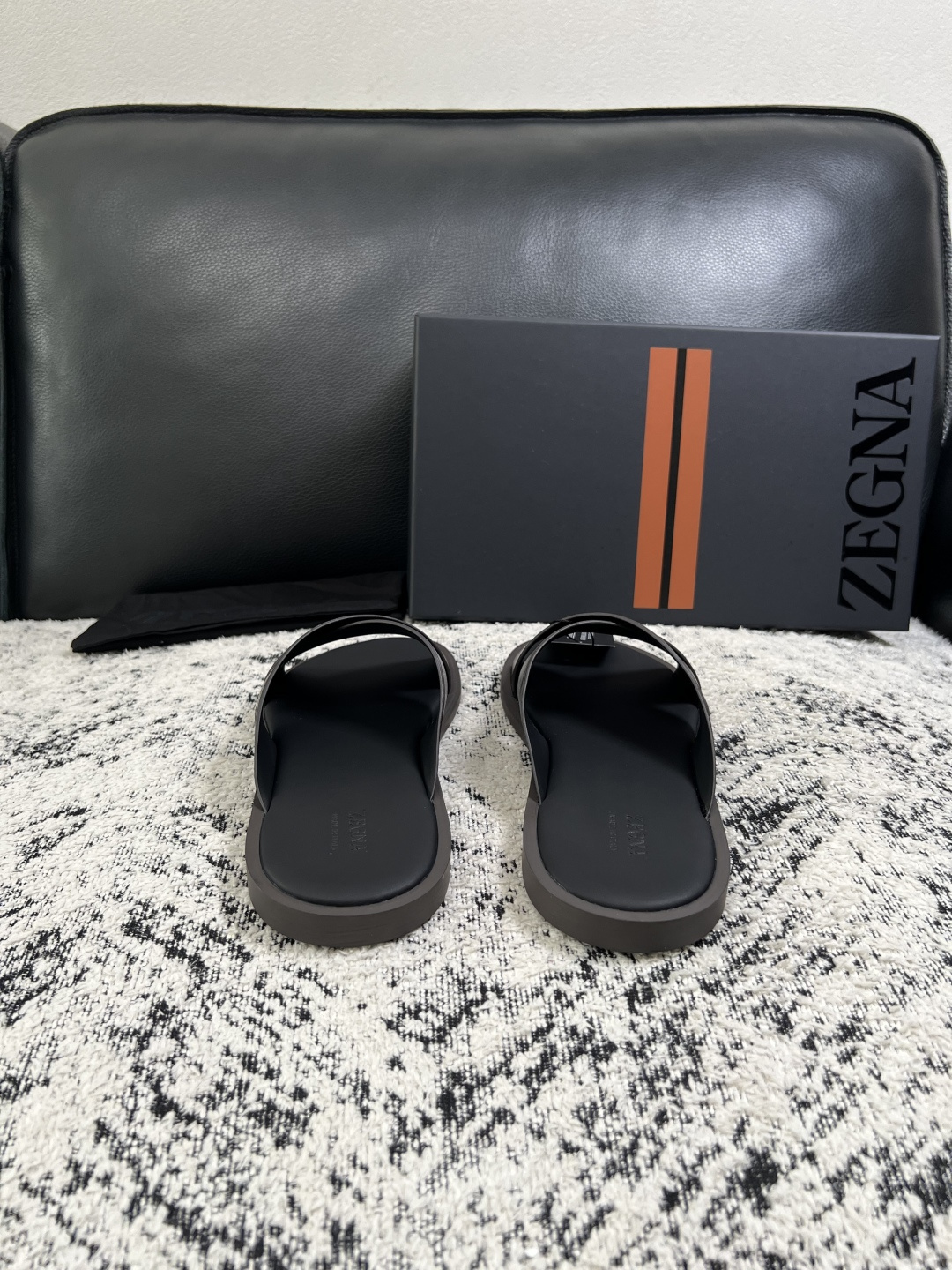 Zegna  高品质  顶级工艺品  杰尼亚  拖鞋专柜新款原厂配置，意大利进口牛皮面料，进口牛里垫，透气舒适，鞋底：原