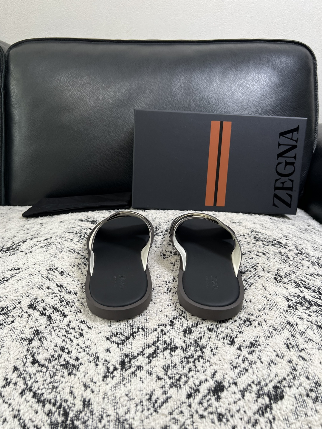 Zegna  高品质  顶级工艺品  杰尼亚  拖鞋专柜新款原厂配置，意大利进口牛皮面料，进口牛里垫，透气舒适，鞋底：原