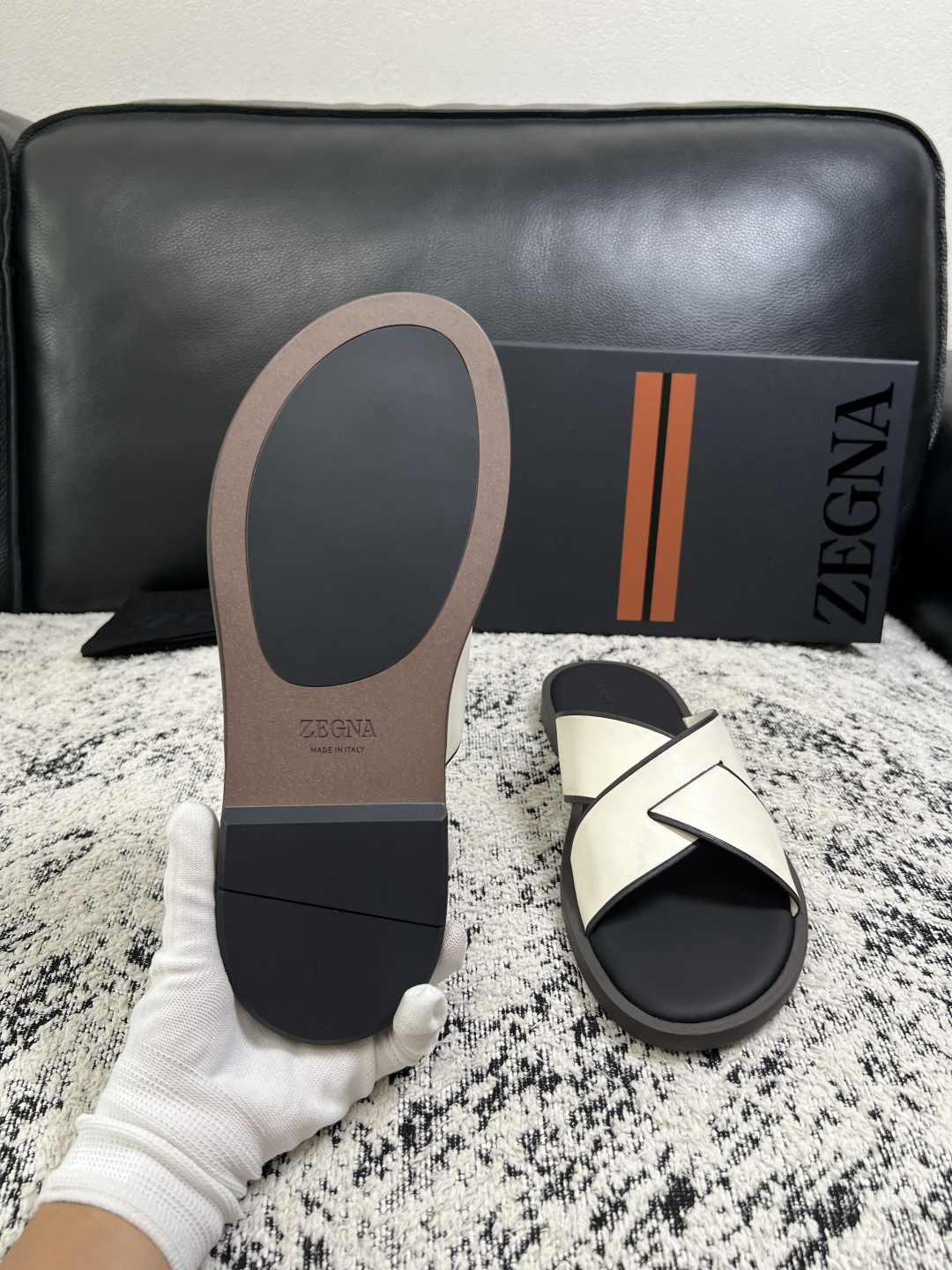 Zegna  高品质  顶级工艺品  杰尼亚  拖鞋专柜新款原厂配置，意大利进口牛皮面料，进口牛里垫，透气舒适，鞋底：原