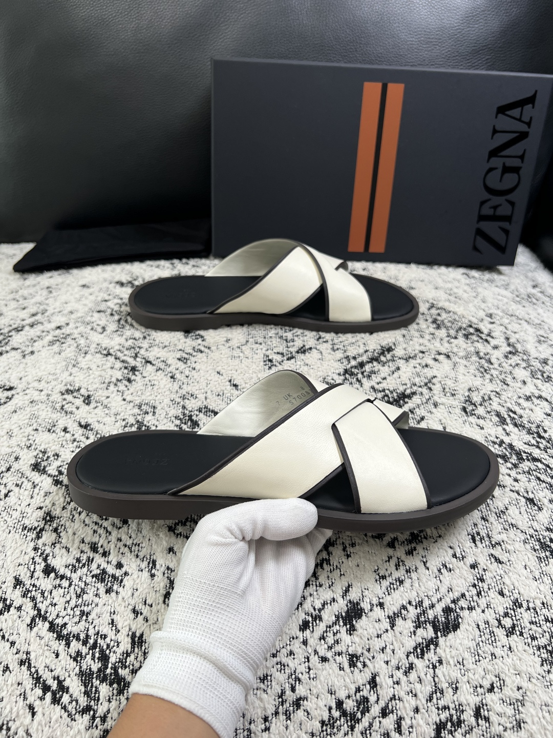 Zegna  高品质  顶级工艺品  杰尼亚  拖鞋专柜新款原厂配置，意大利进口牛皮面料，进口牛里垫，透气舒适，鞋底：原