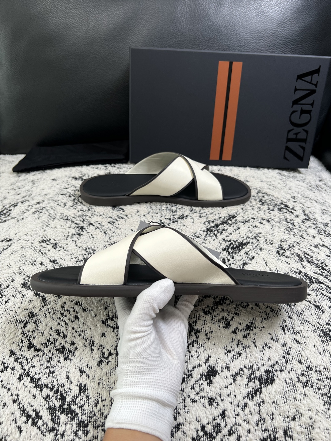 Zegna  高品质  顶级工艺品  杰尼亚  拖鞋专柜新款原厂配置，意大利进口牛皮面料，进口牛里垫，透气舒适，鞋底：原