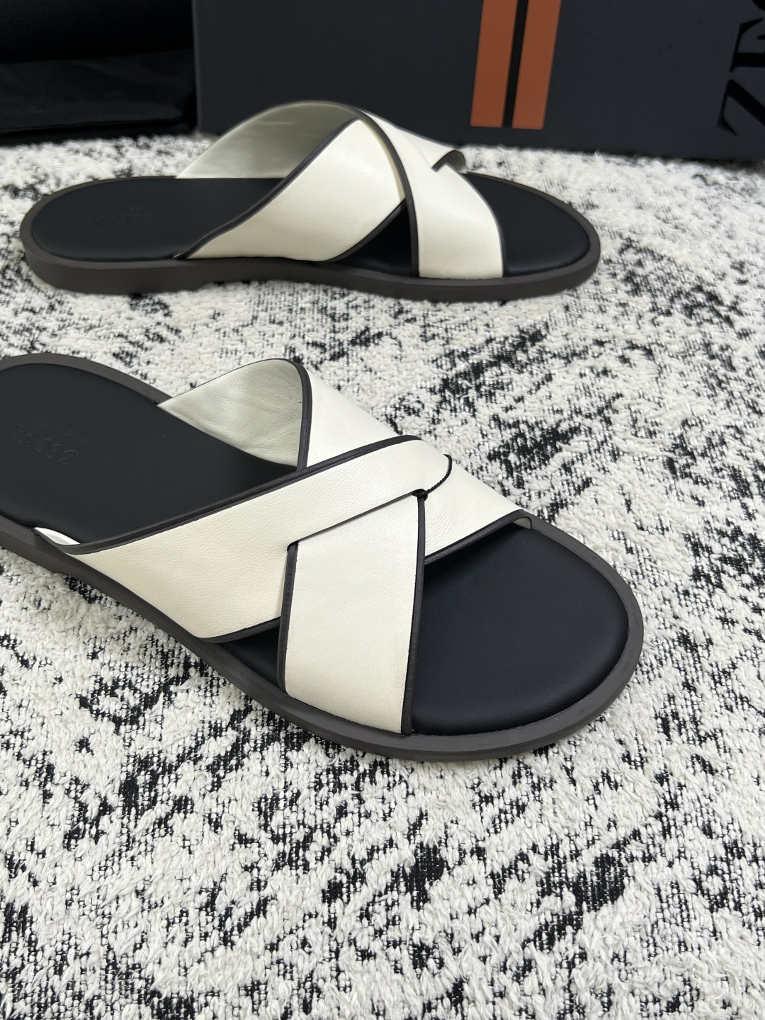 Zegna  高品质  顶级工艺品  杰尼亚  拖鞋专柜新款原厂配置，意大利进口牛皮面料，进口牛里垫，透气舒适，鞋底：原