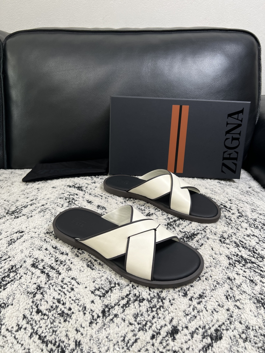 Zegna  高品质  顶级工艺品  杰尼亚  拖鞋专柜新款原厂配置，意大利进口牛皮面料，进口牛里垫，透气舒适，鞋底：原