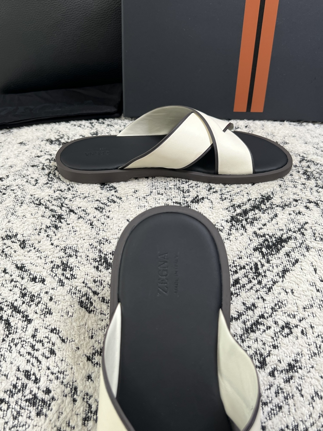 Zegna  高品质  顶级工艺品  杰尼亚  拖鞋专柜新款原厂配置，意大利进口牛皮面料，进口牛里垫，透气舒适，鞋底：原