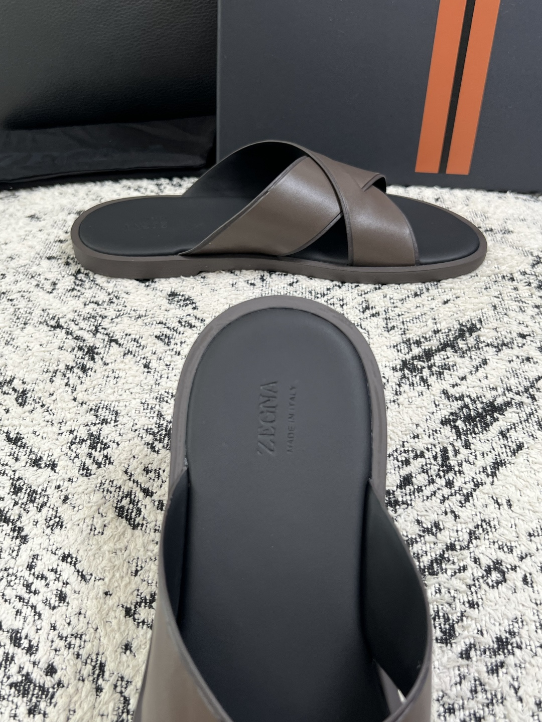 Zegna  高品质  顶级工艺品  杰尼亚  拖鞋专柜新款原厂配置，意大利进口牛皮面料，进口牛里垫，透气舒适，鞋底：原