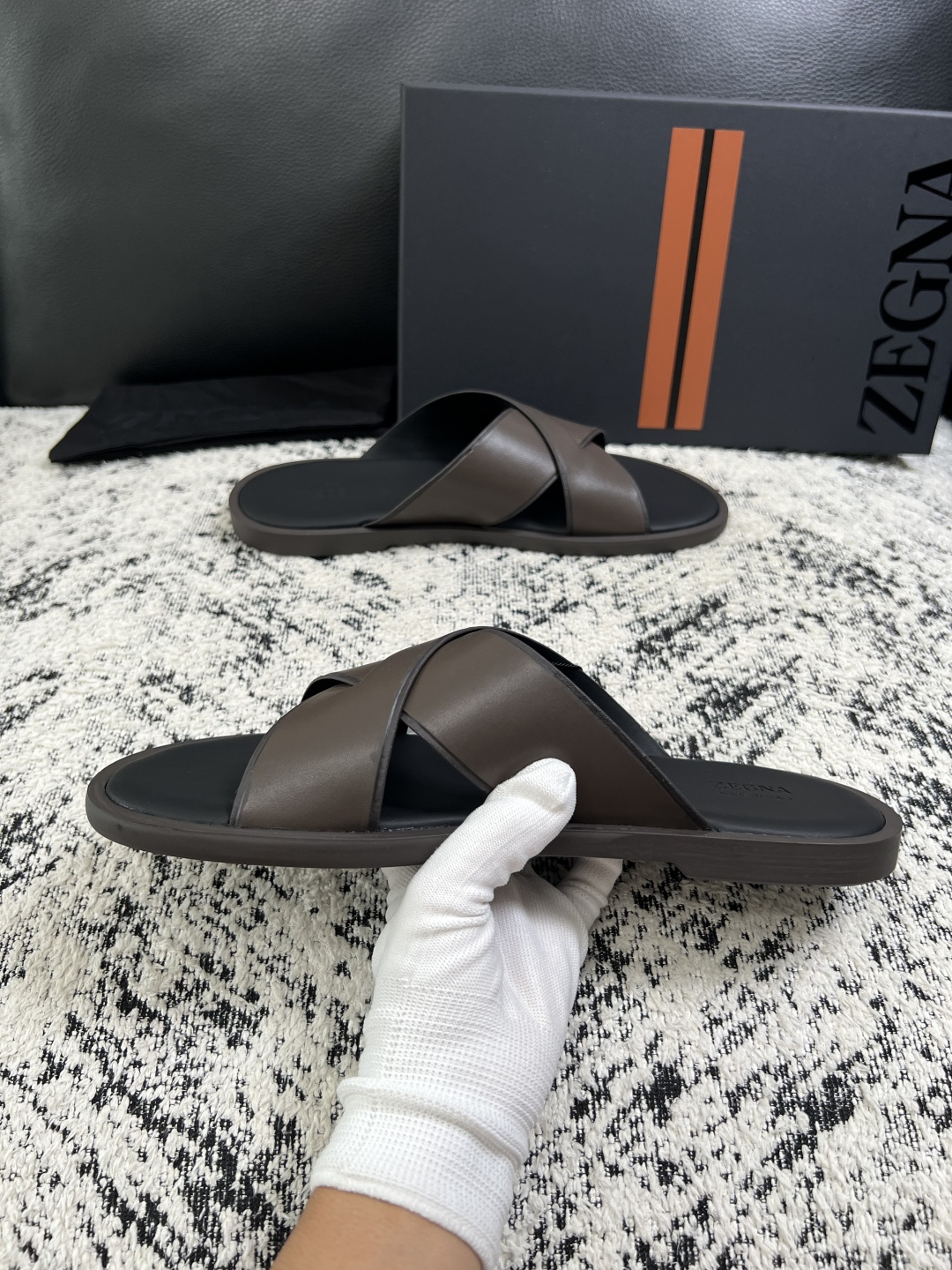 Zegna  高品质  顶级工艺品  杰尼亚  拖鞋专柜新款原厂配置，意大利进口牛皮面料，进口牛里垫，透气舒适，鞋底：原