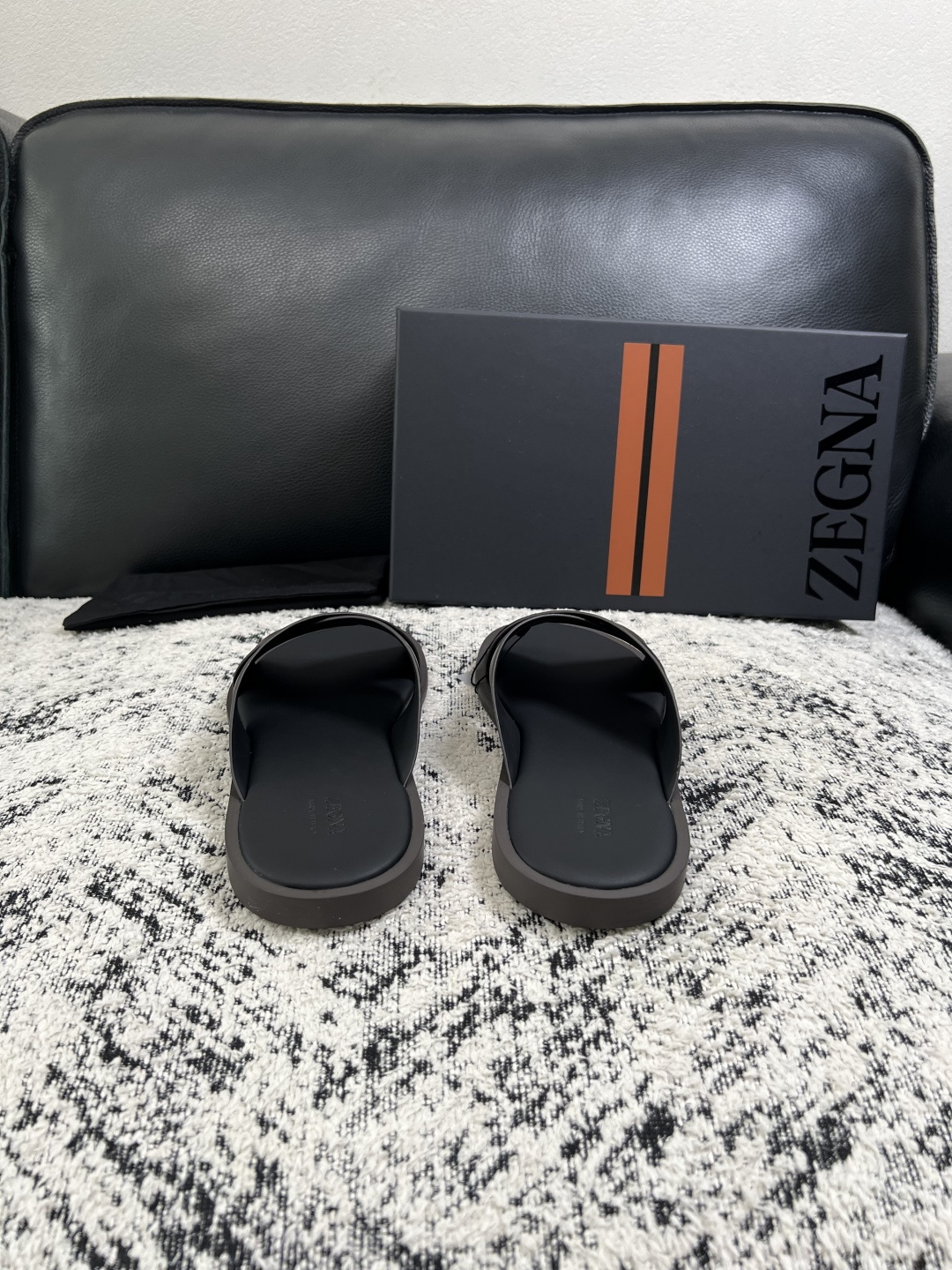 Zegna  高品质  顶级工艺品  杰尼亚  拖鞋专柜新款原厂配置，意大利进口牛皮面料，进口牛里垫，透气舒适，鞋底：原