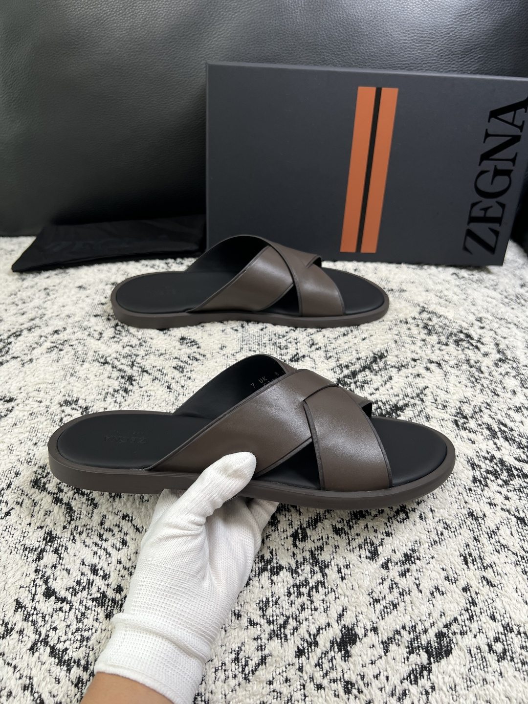 Zegna  高品质  顶级工艺品  杰尼亚  拖鞋专柜新款原厂配置，意大利进口牛皮面料，进口牛里垫，透气舒适，鞋底：原