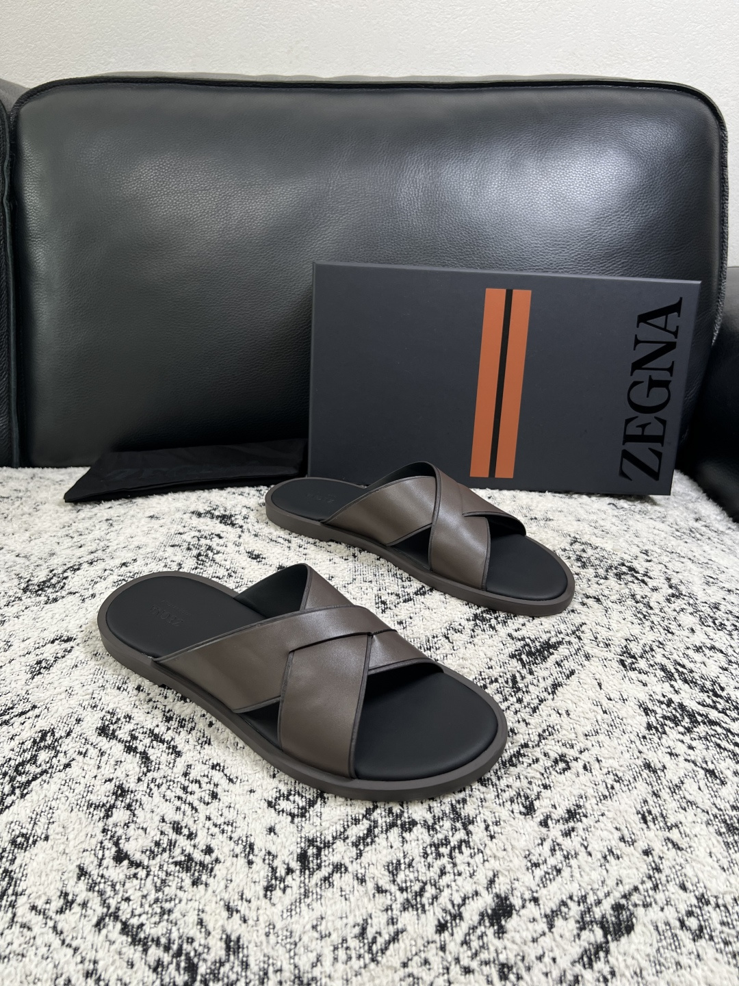 Zegna  高品质  顶级工艺品  杰尼亚  拖鞋专柜新款原厂配置，意大利进口牛皮面料，进口牛里垫，透气舒适，鞋底：原