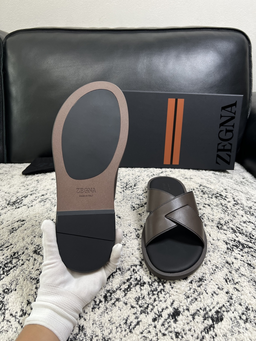 Zegna  高品质  顶级工艺品  杰尼亚  拖鞋专柜新款原厂配置，意大利进口牛皮面料，进口牛里垫，透气舒适，鞋底：原