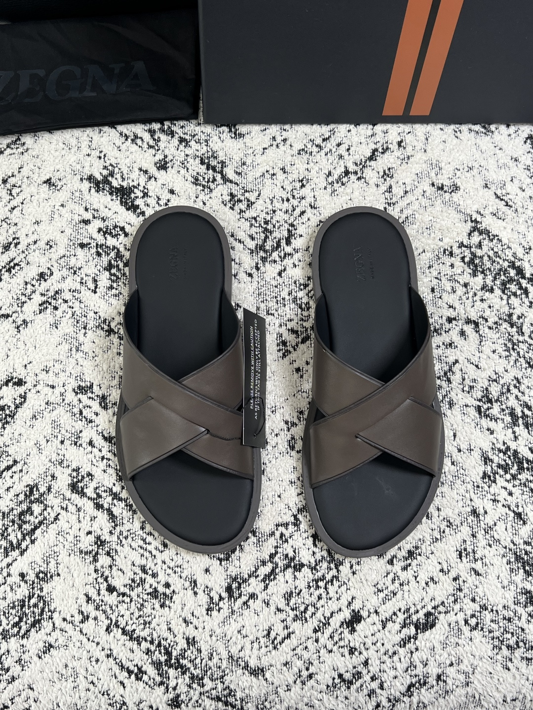 Zegna  高品质  顶级工艺品  杰尼亚  拖鞋专柜新款原厂配置，意大利进口牛皮面料，进口牛里垫，透气舒适，鞋底：原