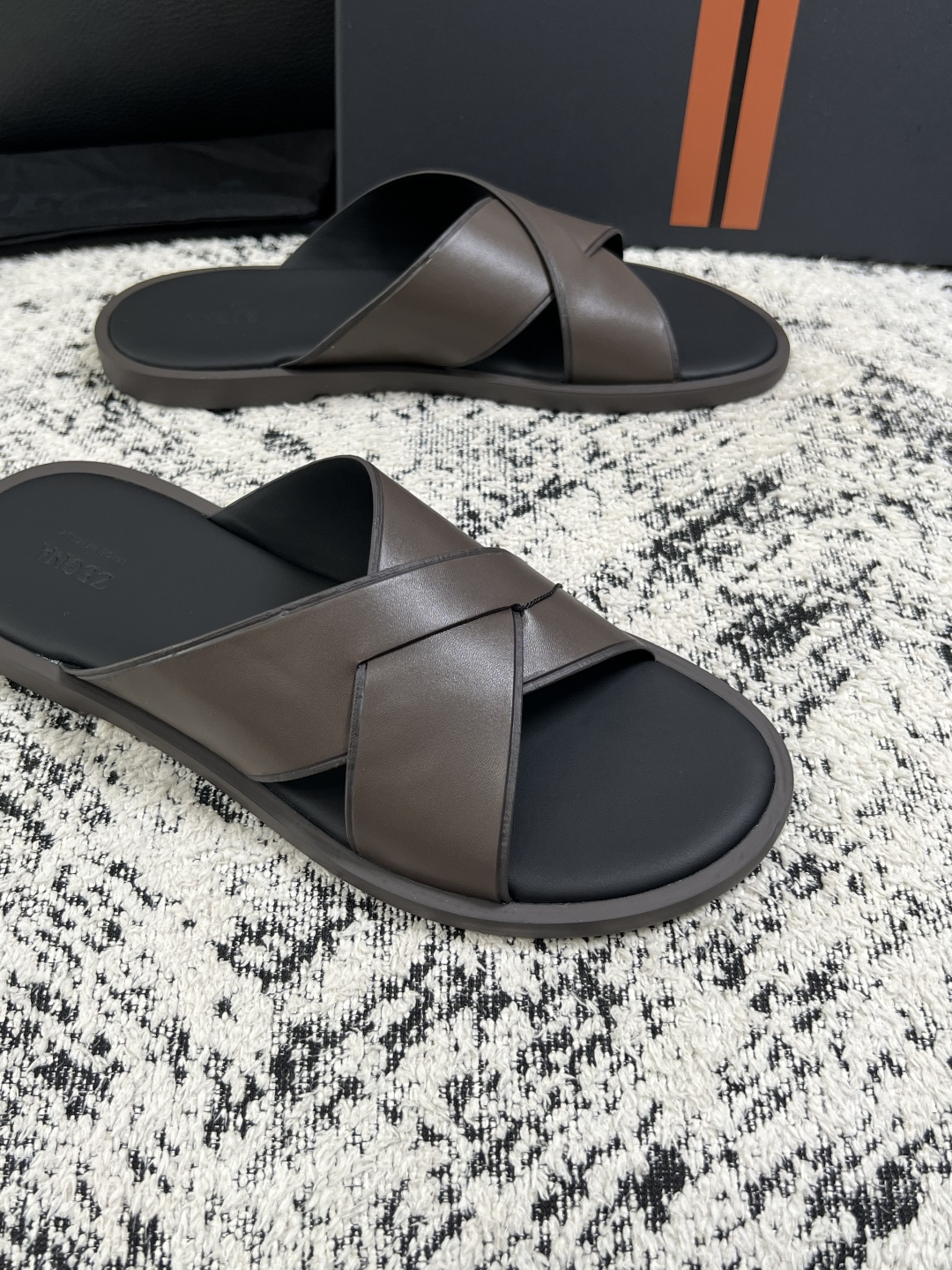 Zegna  高品质  顶级工艺品  杰尼亚  拖鞋专柜新款原厂配置，意大利进口牛皮面料，进口牛里垫，透气舒适，鞋底：原