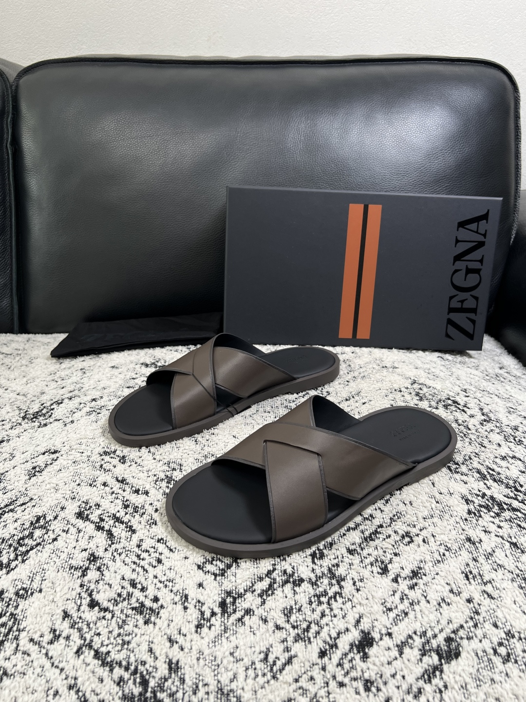 Zegna  高品质  顶级工艺品  杰尼亚  拖鞋专柜新款原厂配置，意大利进口牛皮面料，进口牛里垫，透气舒适，鞋底：原