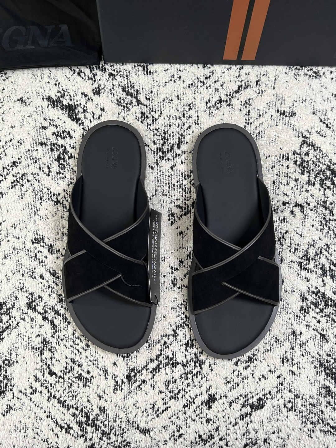 Zegna  高品质  顶级工艺品  杰尼亚  拖鞋专柜新款原厂配置，意大利进口牛皮面料，进口牛里垫，透气舒适，鞋底：原
