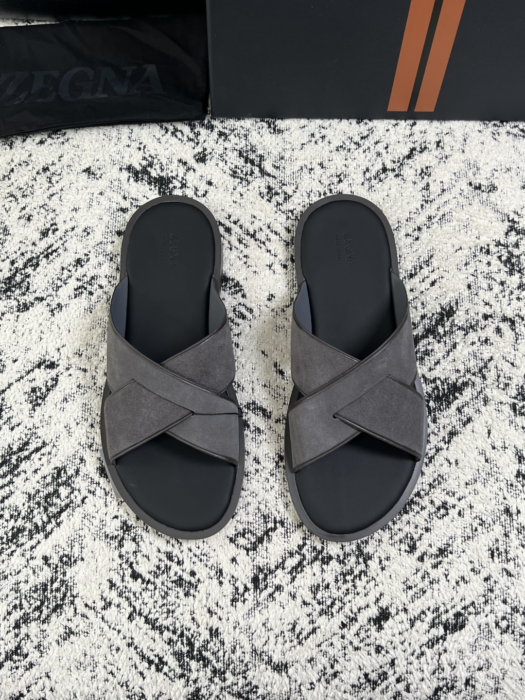 Zegna  高品质  顶级工艺品  杰尼亚  拖鞋专柜新款原厂配置，意大利进口牛皮面料，进口牛里垫，透气舒适，鞋底：原