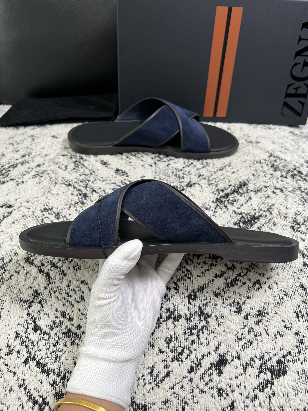 Zegna  高品质  顶级工艺品  杰尼亚  拖鞋专柜新款原厂配置，意大利进口牛皮面料，进口牛里垫，透气舒适，鞋底：原