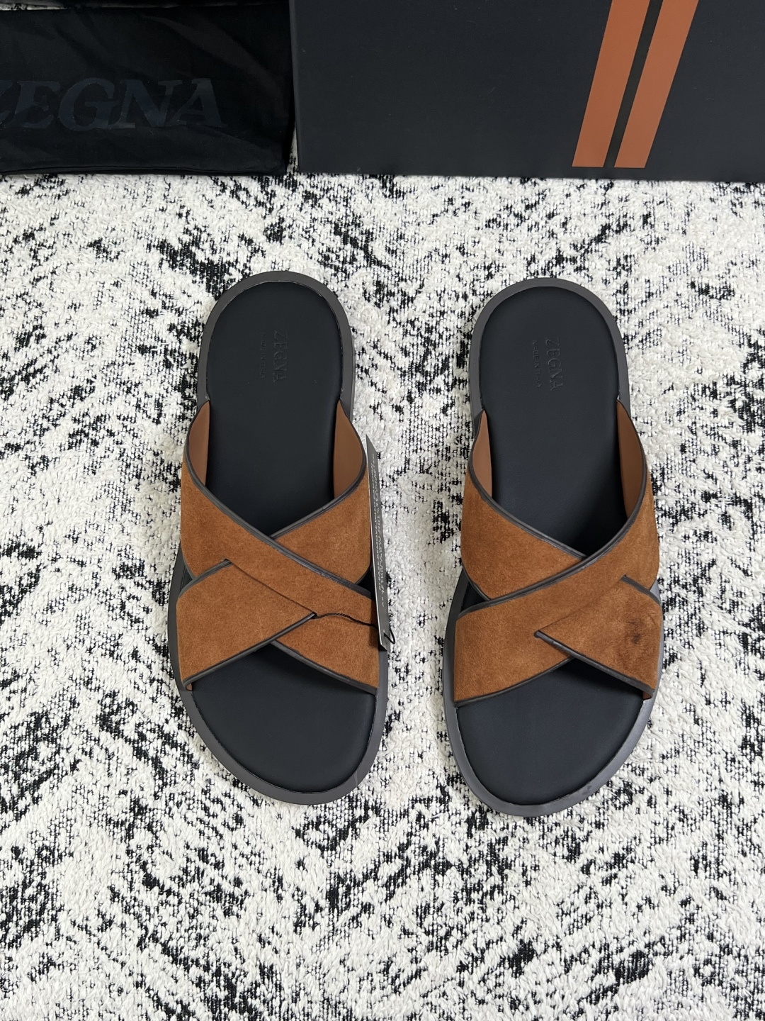Zegna  高品质  顶级工艺品  杰尼亚  拖鞋专柜新款原厂配置，意大利进口牛皮面料，进口牛里垫，透气舒适，鞋底：原