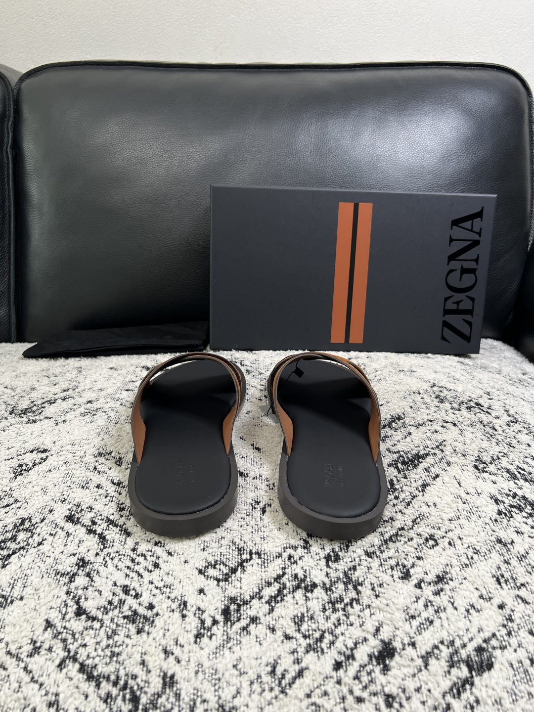 Zegna  高品质  顶级工艺品  杰尼亚  拖鞋专柜新款原厂配置，意大利进口牛皮面料，进口牛里垫，透气舒适，鞋底：原