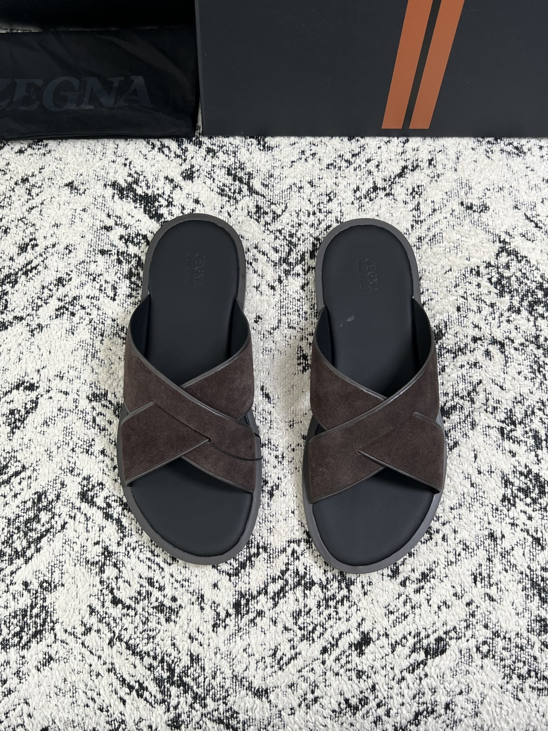 Zegna  高品质  顶级工艺品  杰尼亚  拖鞋专柜新款原厂配置，意大利进口牛皮面料，进口牛里垫，透气舒适，鞋底：原