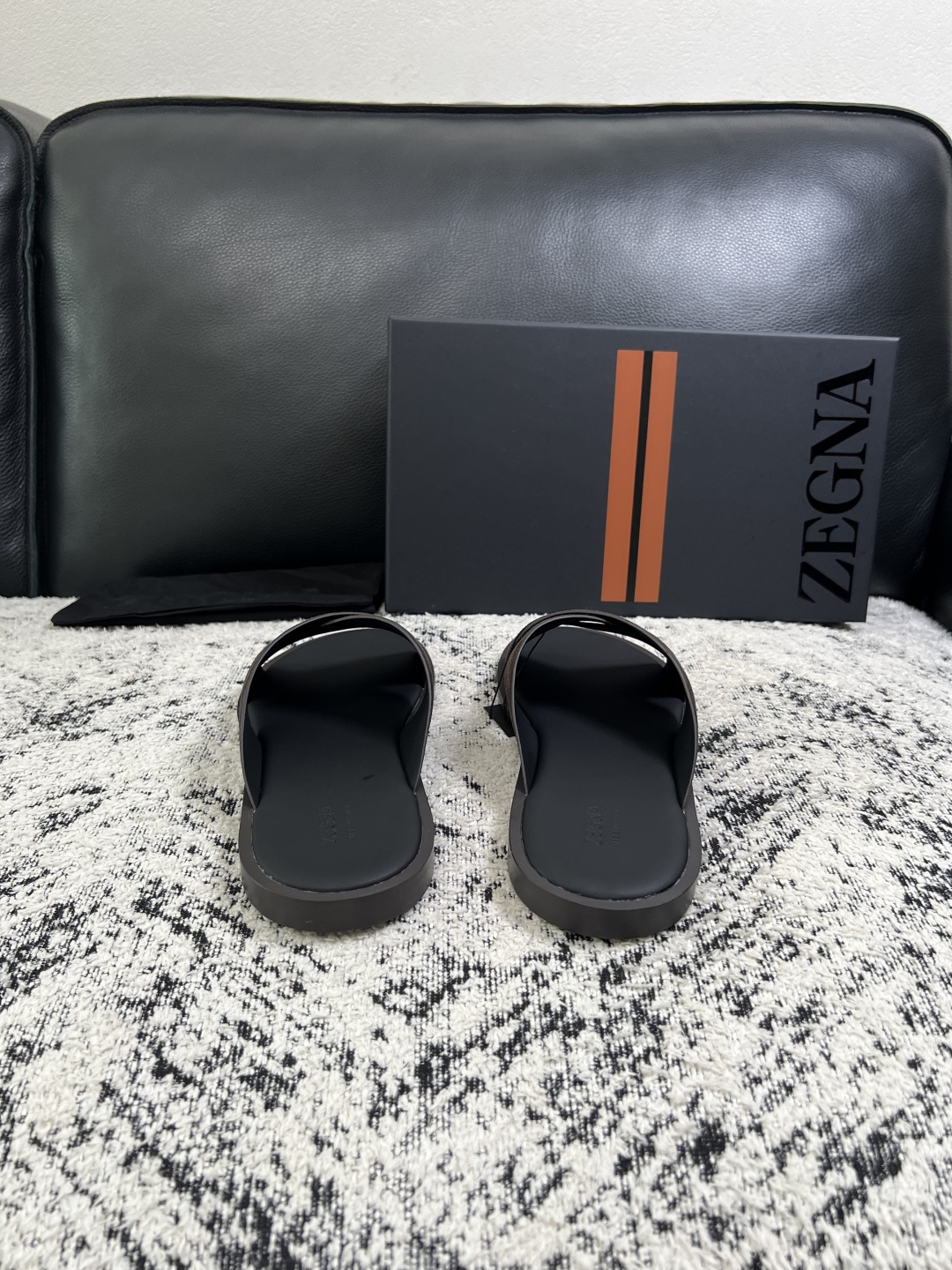 Zegna  高品质  顶级工艺品  杰尼亚  拖鞋专柜新款原厂配置，意大利进口牛皮面料，进口牛里垫，透气舒适，鞋底：原