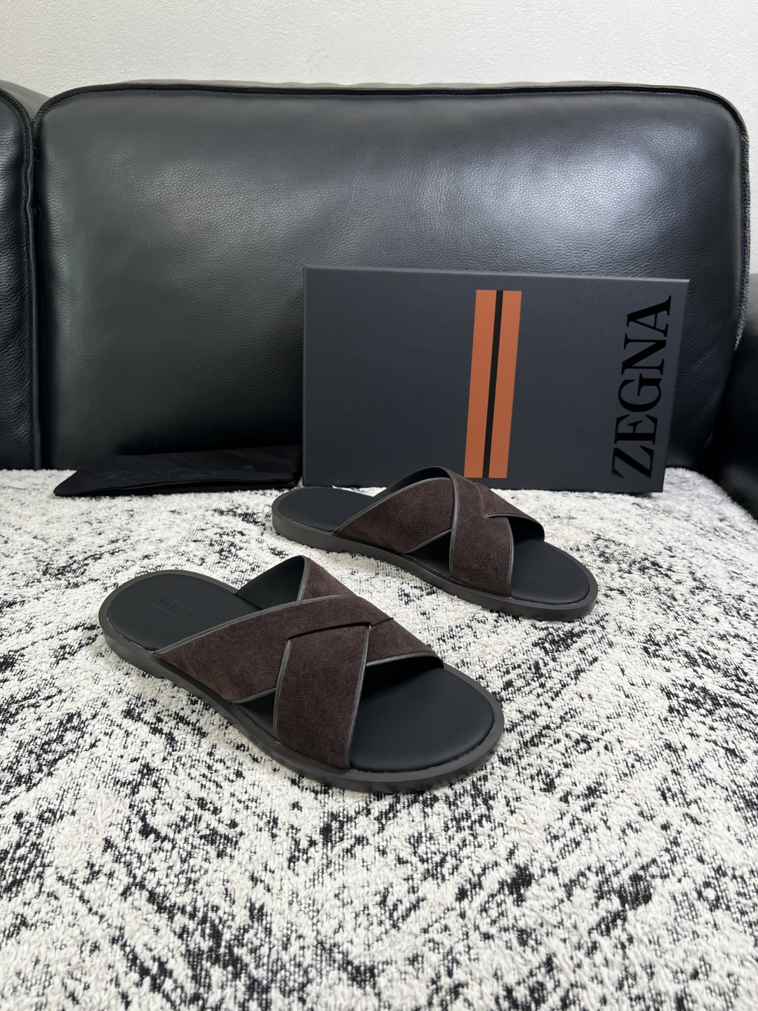 NO:956685,Zegna high-quality top crafts Zegna slippers counter new model original configuration, Italian imported cowhide fabric, imported cowhide lining, breathable and comfortable, original soles specially provided by the original factory and super comfortable, original factory follow-up order code number 39-44 (order 45),,zegna,slippers,cowhide19860909Zegna 高品质 顶级工艺品 杰尼亚 拖鞋专柜新款原厂配置,意大利进口牛皮面料,进口牛里垫,透气舒适,鞋底原厂特供原版底超级舒适,原厂跟单货 码数 39-44（订 45）,,zegna,slippers,cowhide,Men's shoes