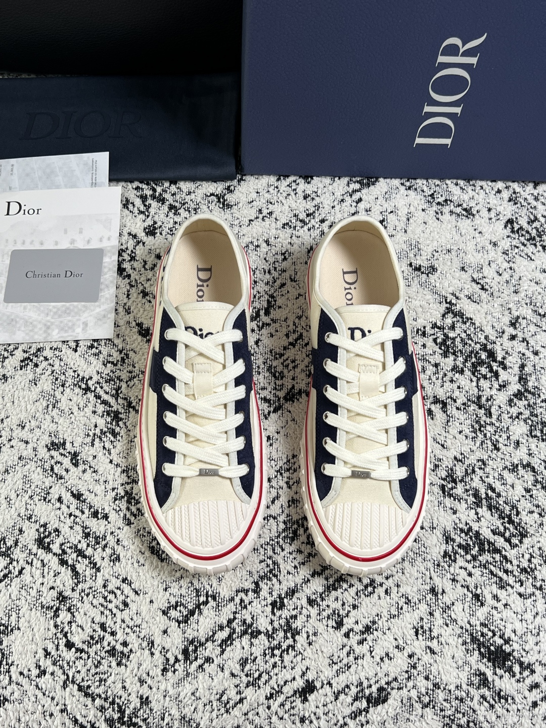 Dior 顶级工艺品 迪奥  专柜同步 原厂配置，意大利进口原版牛皮面料，透气舒适进口水染牛里垫，鞋底：原厂特供原版底超