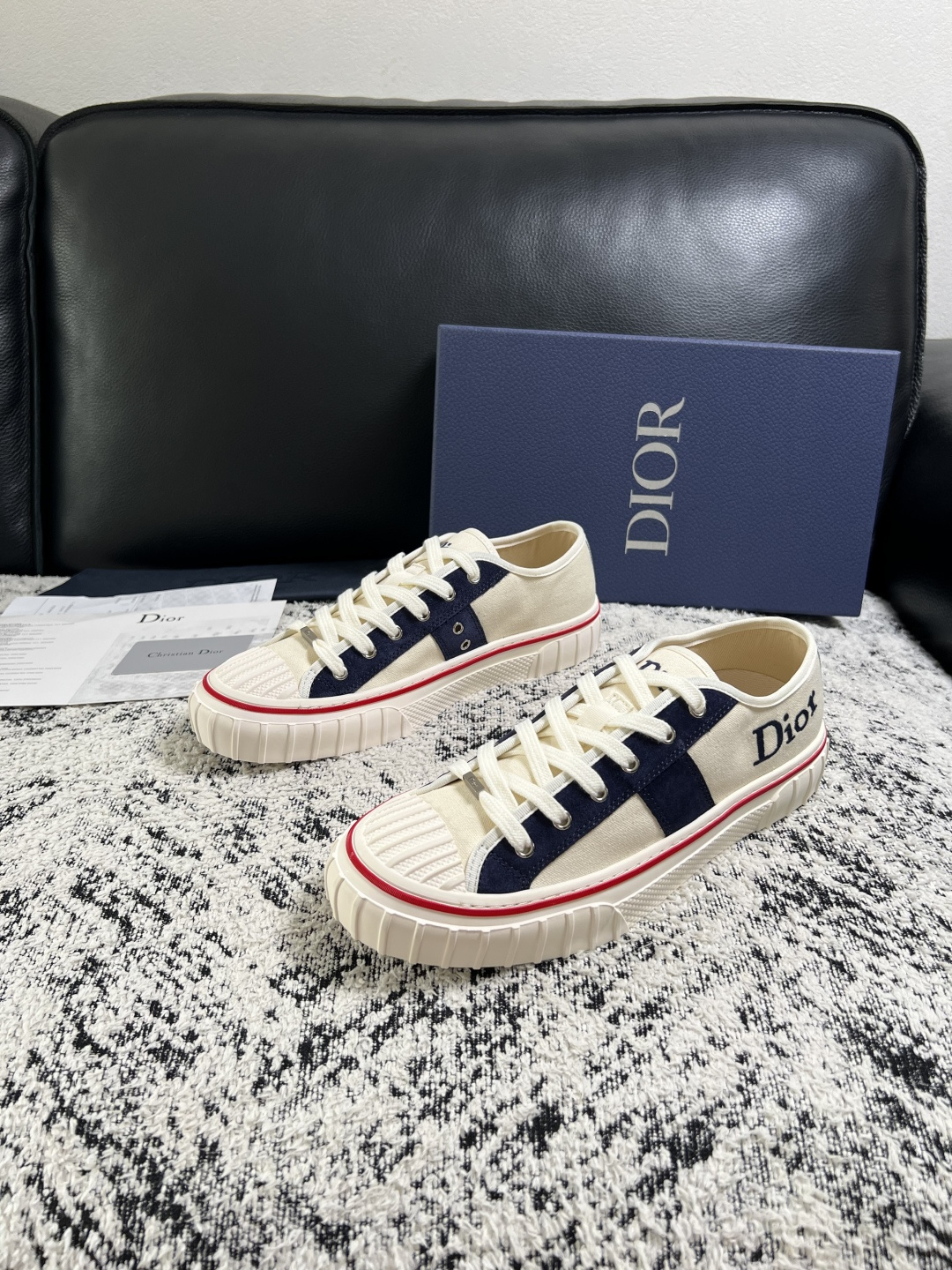 Dior 顶级工艺品 迪奥  专柜同步 原厂配置，意大利进口原版牛皮面料，透气舒适进口水染牛里垫，鞋底：原厂特供原版底超