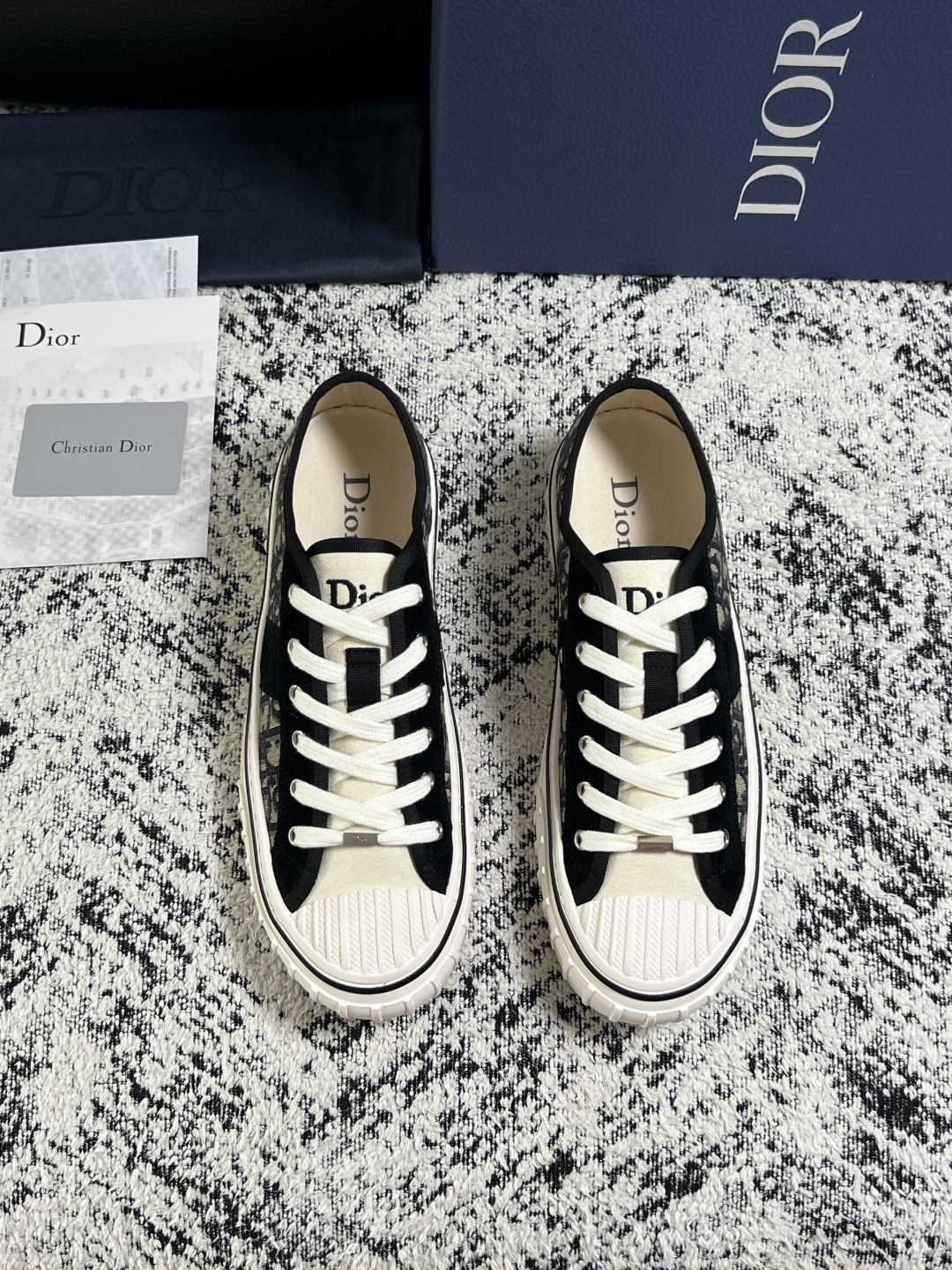 Dior 顶级工艺品 迪奥  专柜同步 原厂配置，意大利进口原版牛皮面料，透气舒适进口水染牛里垫，鞋底：原厂特供原版底超