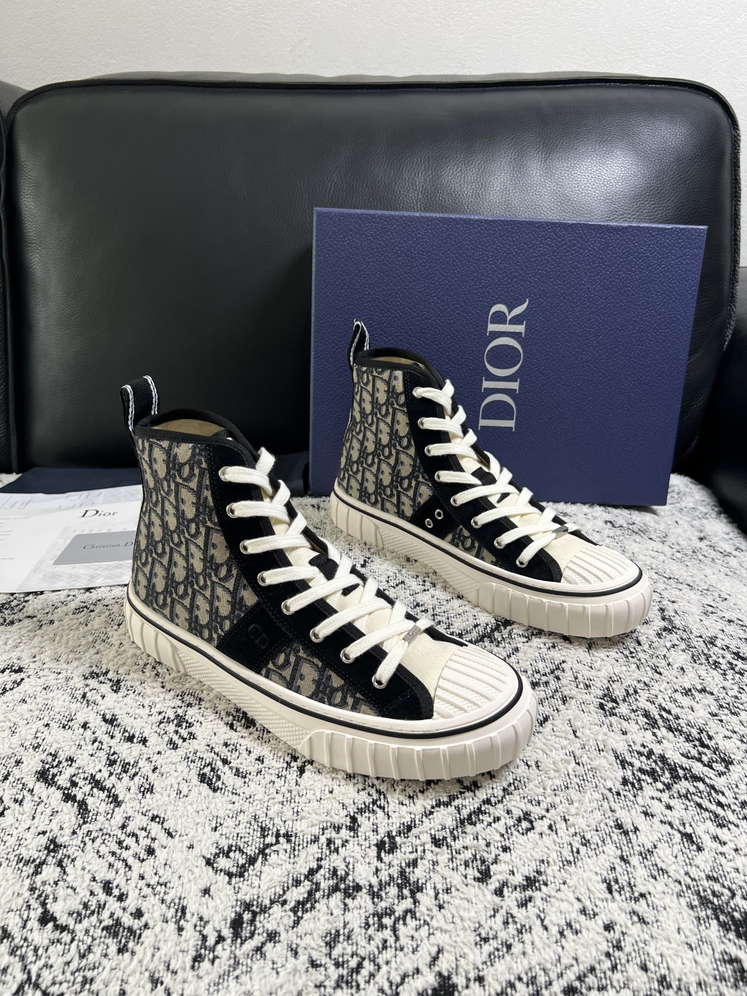 NO:956608,Dior top handicrafts, Dior high-top counter synchronization, original factory configuration, original cowhide fabric imported from Italy, breathable and comfortable imported water-dyed cowhide pads, original soles specially provided by the factory and super comfortable, original factory follow-up goods, code number 39--44 (customized 45 46),, dior, dior, cowhide19860909Dior 顶级工艺品 迪奥 高帮专柜同步 原厂配置,意大利进口原版牛皮面料,透气舒适进口水染牛里垫,鞋底原厂特供原版底超级舒适,原厂跟单货 ,码数 39--44 (订做 45 46),,dior,dior,cowhide,Men's shoes