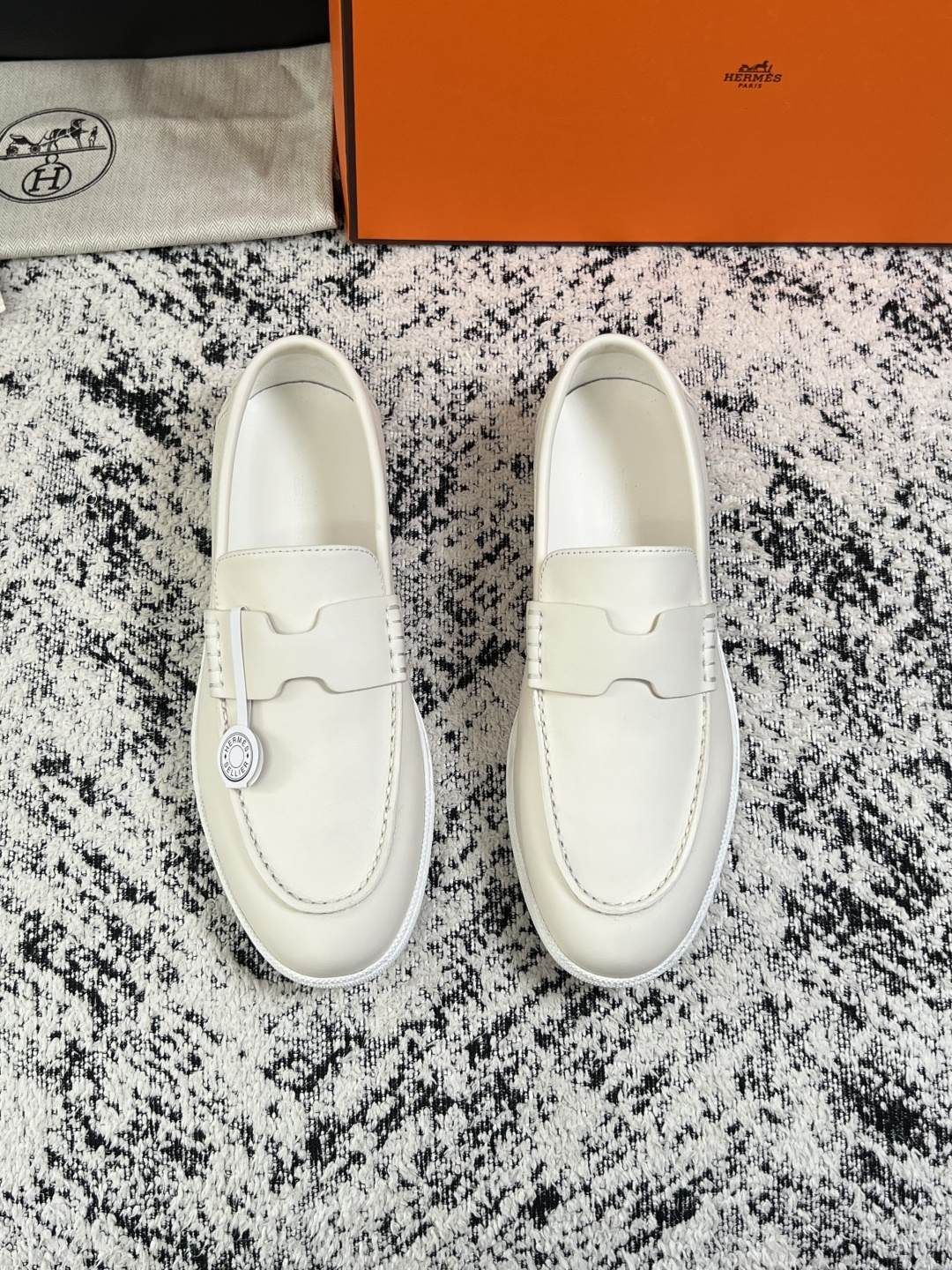 Hermes  高品质  顶级工艺品  爱马仕 专柜同步发售原厂配置，意大利进口原版牛皮面料，高品质拼接工艺，全进口水染
