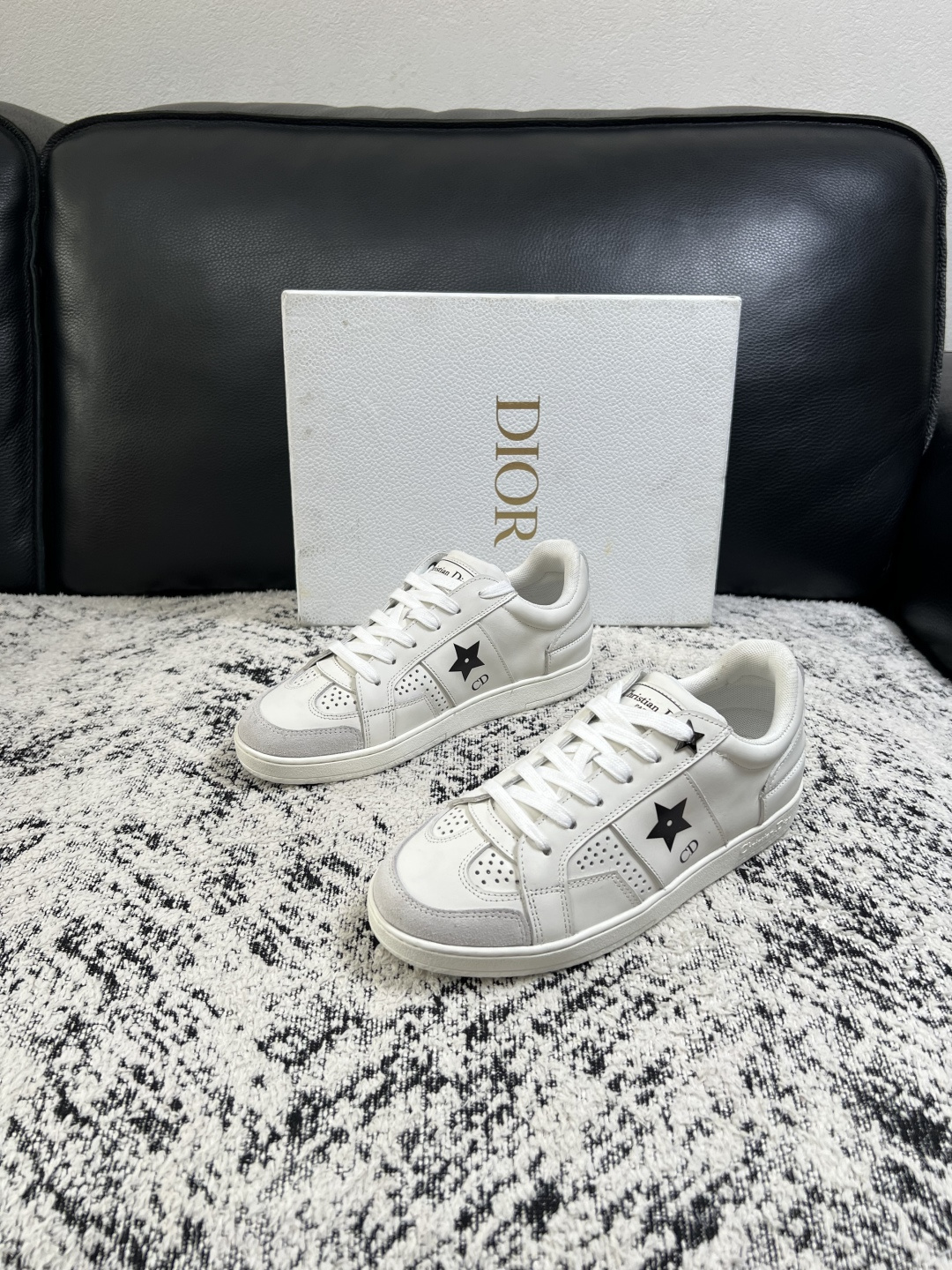 Dior 高品质  顶级工艺品 迪奥  专柜同步 原厂配置，意大利进口原版牛皮面料，透气舒适进口水染牛里垫，鞋底：原厂特