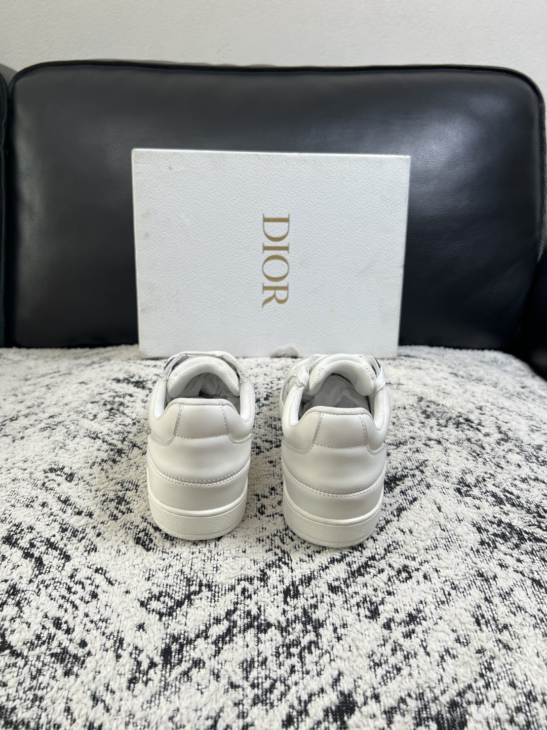 Dior 高品质  顶级工艺品 迪奥  专柜同步 原厂配置，意大利进口原版牛皮面料，透气舒适进口水染牛里垫，鞋底：原厂特