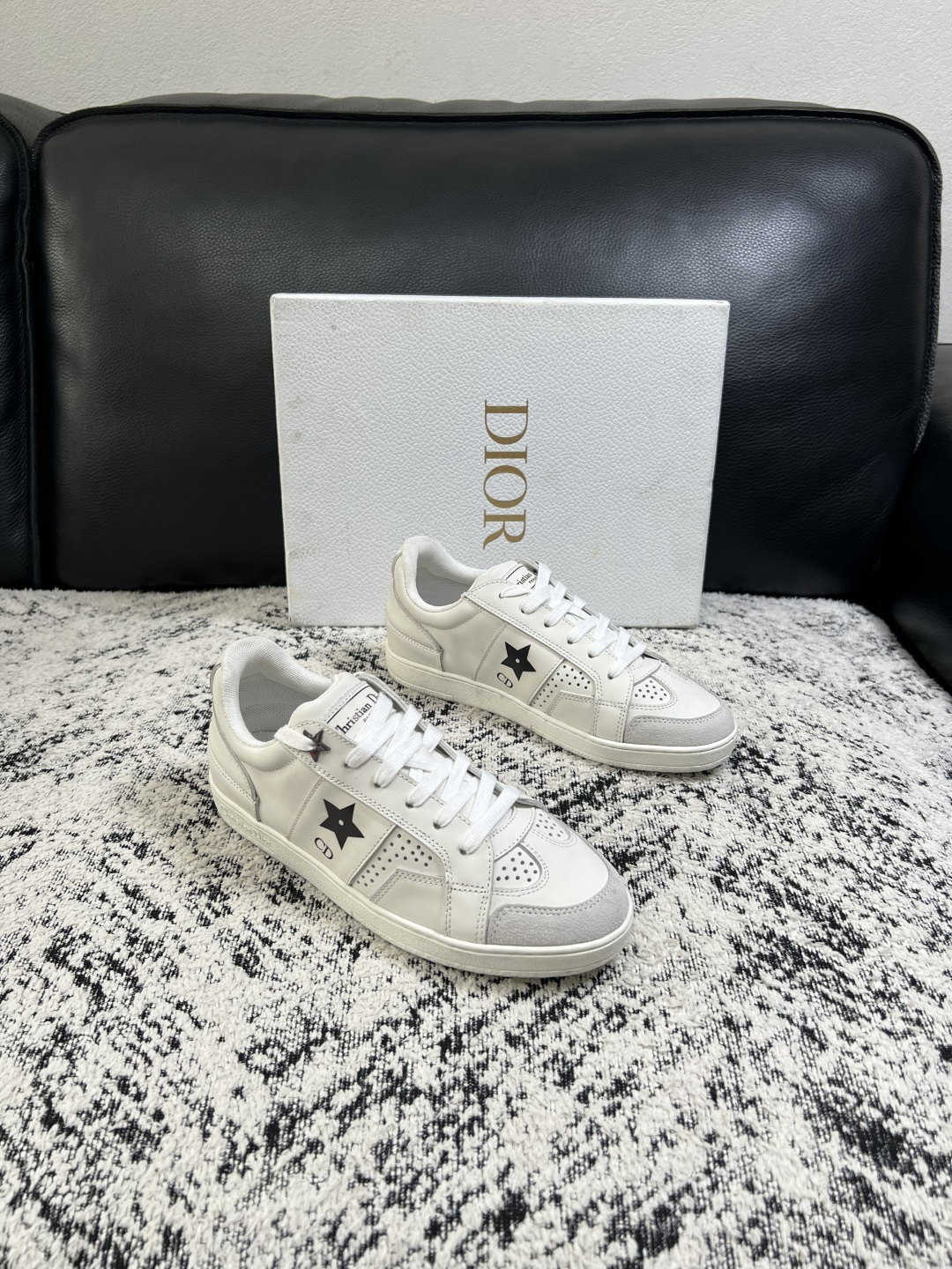Dior 高品质  顶级工艺品 迪奥  专柜同步 原厂配置，意大利进口原版牛皮面料，透气舒适进口水染牛里垫，鞋底：原厂特