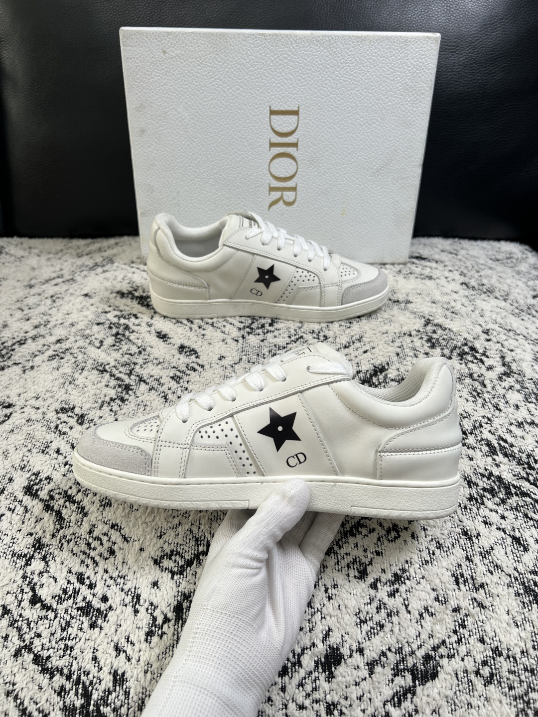 Dior 高品质  顶级工艺品 迪奥  专柜同步 原厂配置，意大利进口原版牛皮面料，透气舒适进口水染牛里垫，鞋底：原厂特