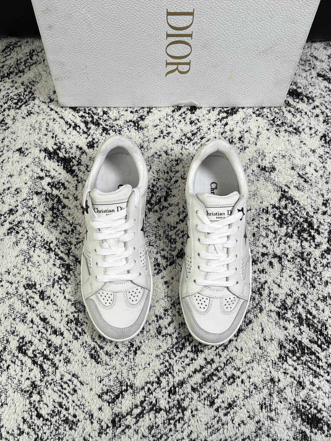 Dior 高品质  顶级工艺品 迪奥  专柜同步 原厂配置，意大利进口原版牛皮面料，透气舒适进口水染牛里垫，鞋底：原厂特