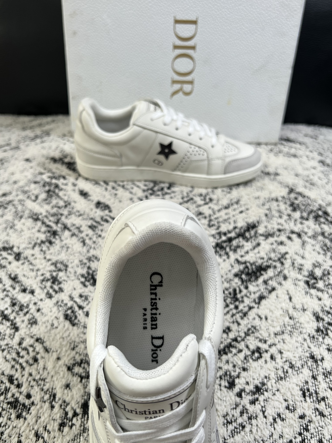 Dior 高品质  顶级工艺品 迪奥  专柜同步 原厂配置，意大利进口原版牛皮面料，透气舒适进口水染牛里垫，鞋底：原厂特