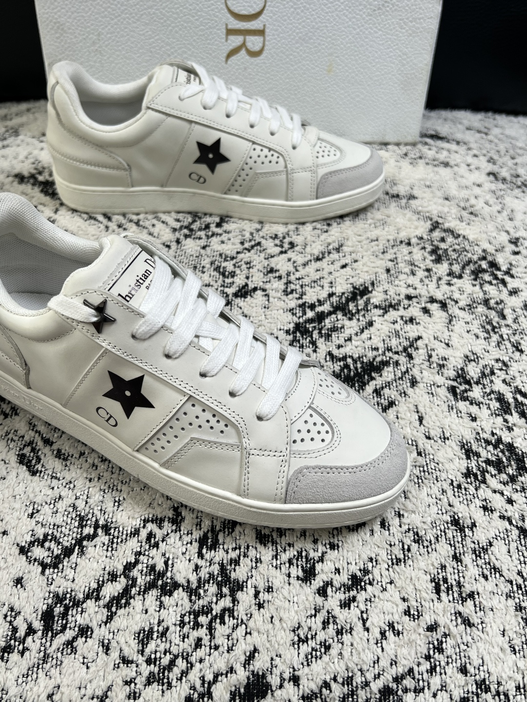 Dior 高品质  顶级工艺品 迪奥  专柜同步 原厂配置，意大利进口原版牛皮面料，透气舒适进口水染牛里垫，鞋底：原厂特