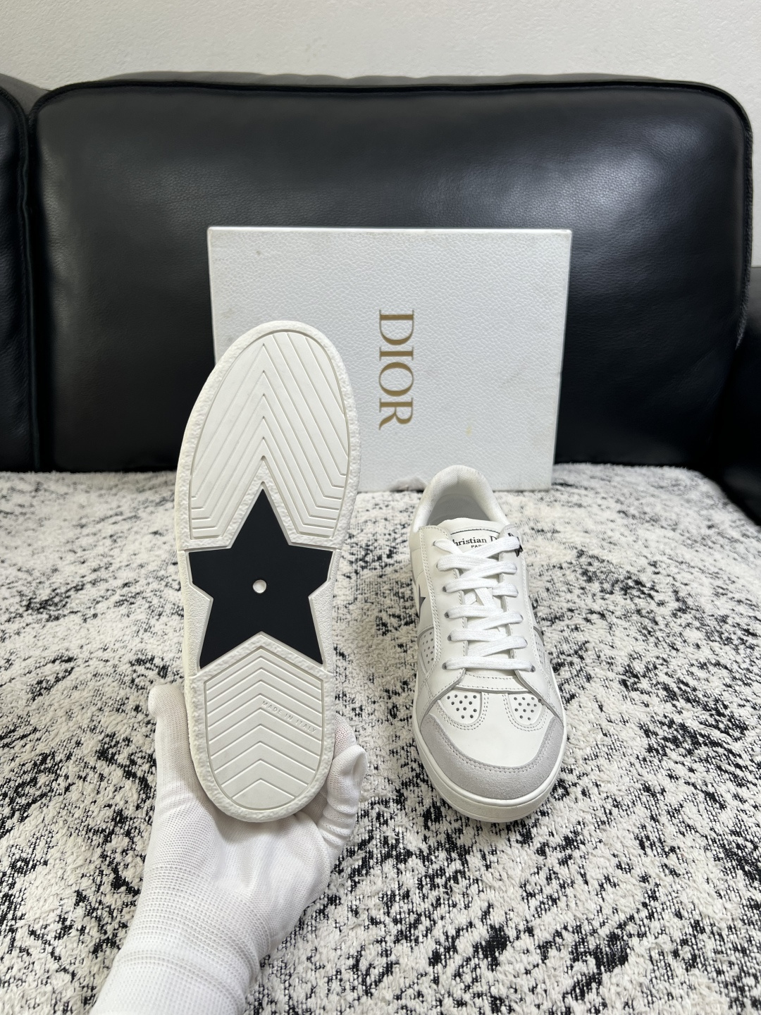 Dior 高品质  顶级工艺品 迪奥  专柜同步 原厂配置，意大利进口原版牛皮面料，透气舒适进口水染牛里垫，鞋底：原厂特
