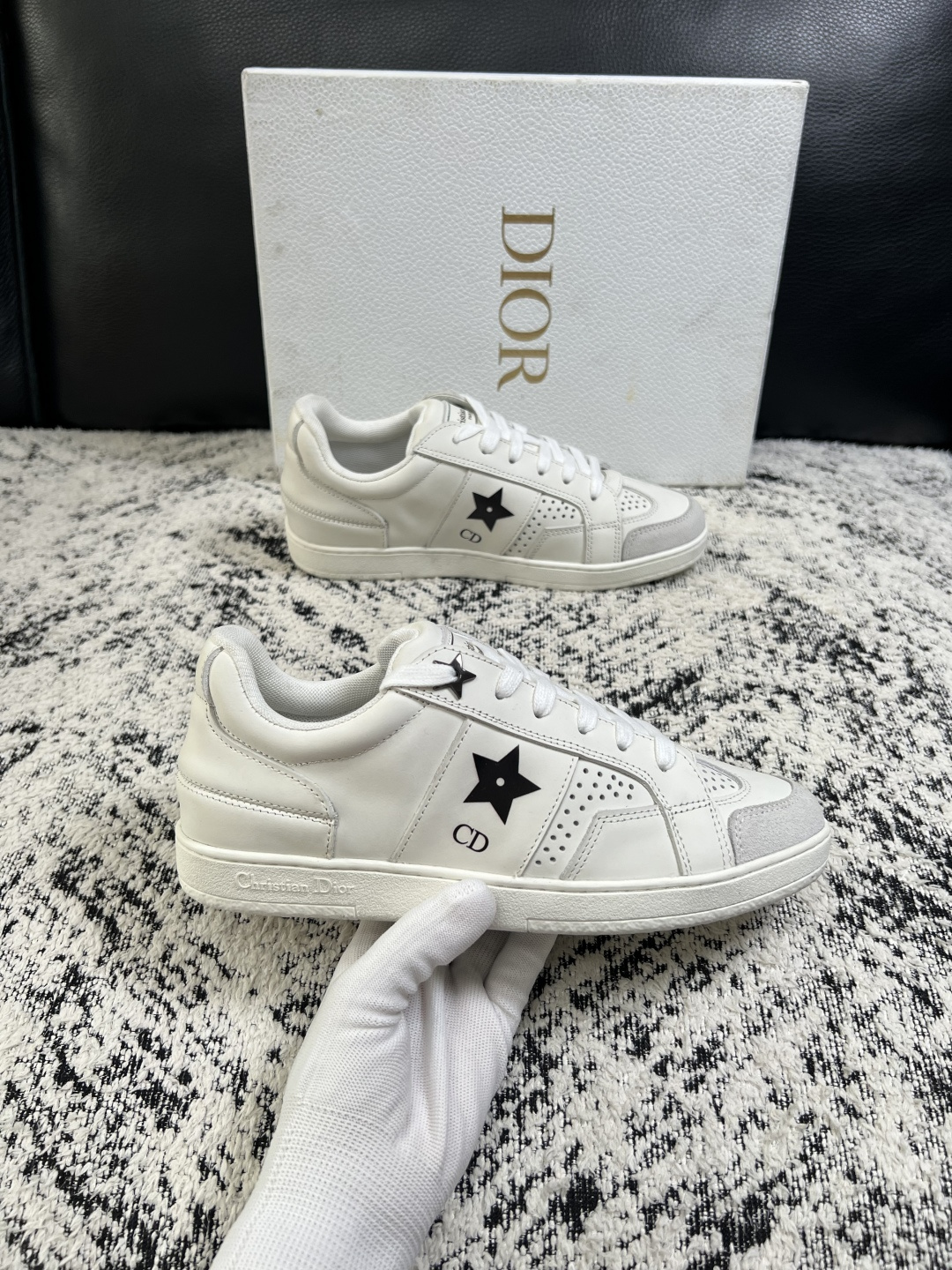 Dior 高品质  顶级工艺品 迪奥  专柜同步 原厂配置，意大利进口原版牛皮面料，透气舒适进口水染牛里垫，鞋底：原厂特