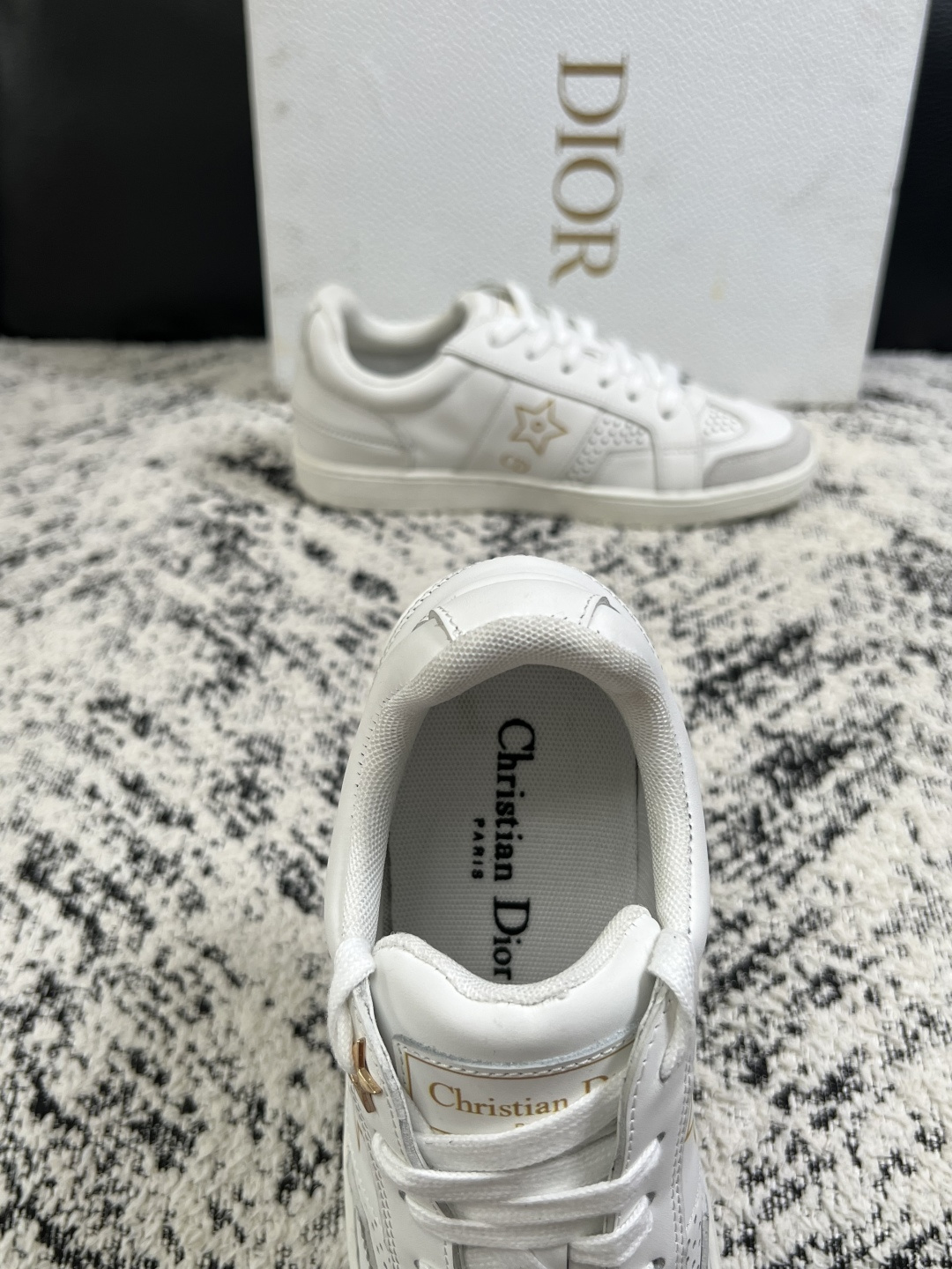 Dior 高品质  顶级工艺品 迪奥  专柜同步 原厂配置，意大利进口原版牛皮面料，透气舒适进口水染牛里垫，鞋底：原厂特