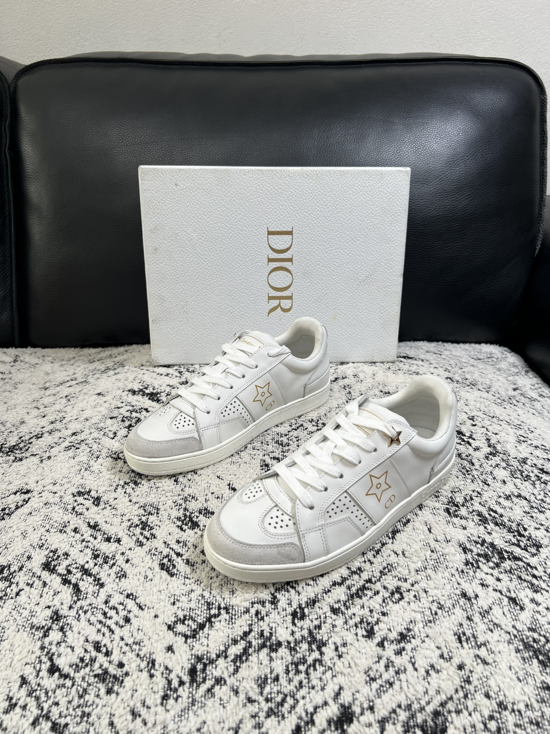 Dior 高品质  顶级工艺品 迪奥  专柜同步 原厂配置，意大利进口原版牛皮面料，透气舒适进口水染牛里垫，鞋底：原厂特