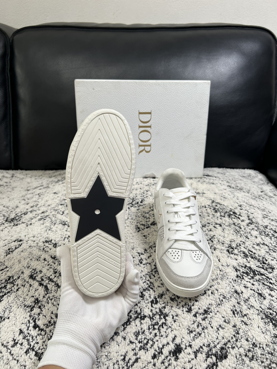 Dior 高品质  顶级工艺品 迪奥  专柜同步 原厂配置，意大利进口原版牛皮面料，透气舒适进口水染牛里垫，鞋底：原厂特