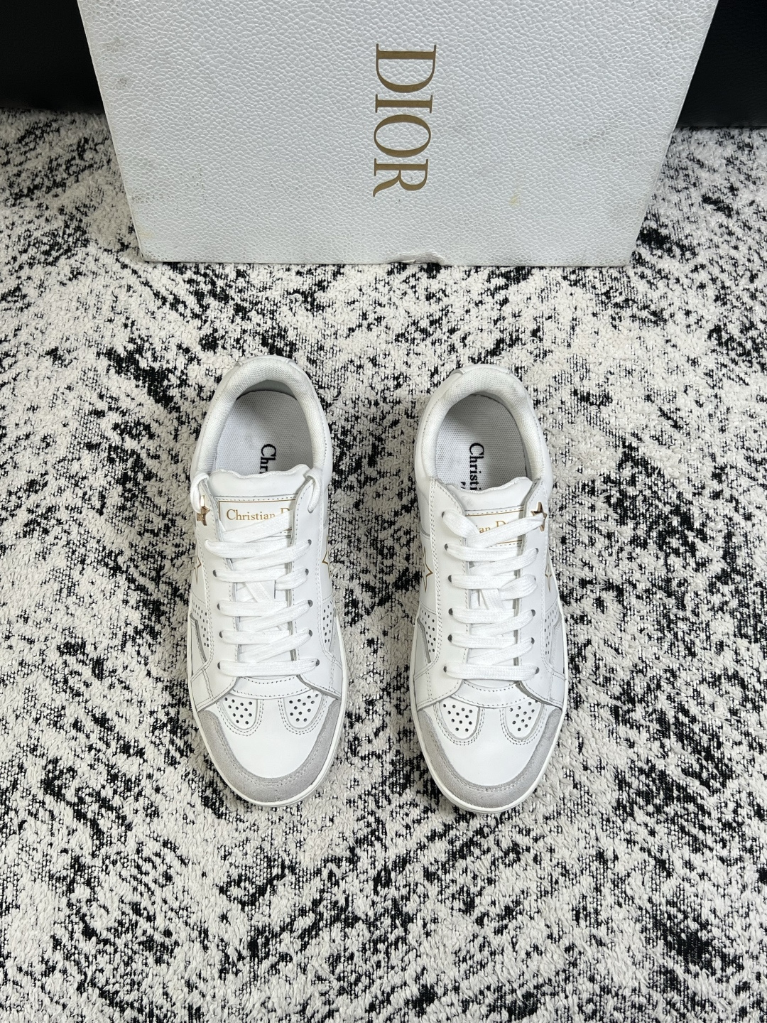 Dior 高品质  顶级工艺品 迪奥  专柜同步 原厂配置，意大利进口原版牛皮面料，透气舒适进口水染牛里垫，鞋底：原厂特