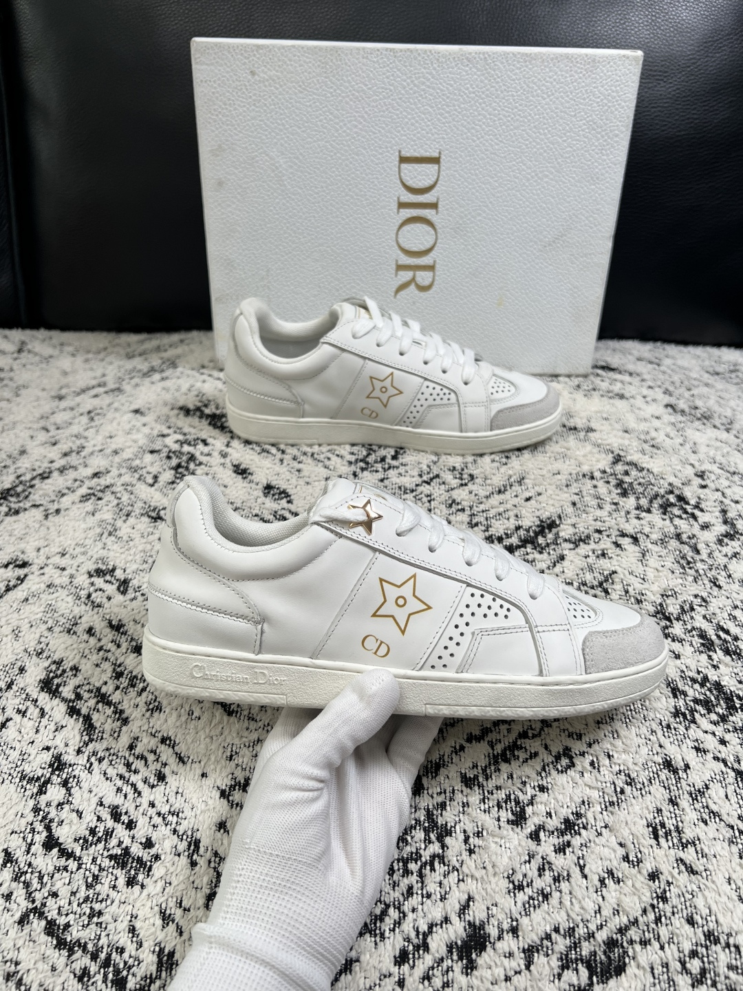 Dior 高品质  顶级工艺品 迪奥  专柜同步 原厂配置，意大利进口原版牛皮面料，透气舒适进口水染牛里垫，鞋底：原厂特