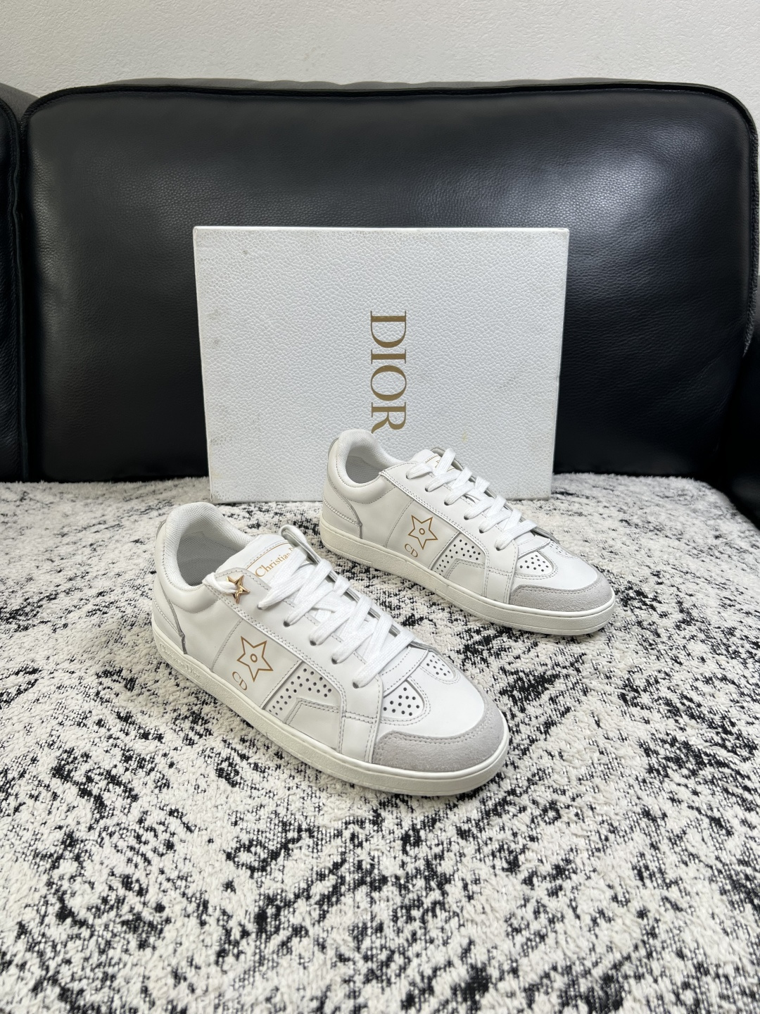 Dior 高品质  顶级工艺品 迪奥  专柜同步 原厂配置，意大利进口原版牛皮面料，透气舒适进口水染牛里垫，鞋底：原厂特