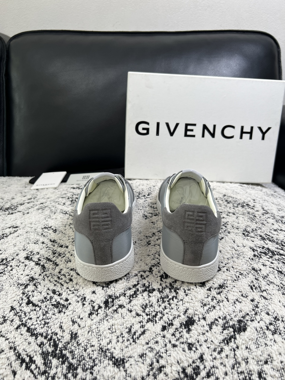 Givenchy 高品质  顶级工艺品  纪梵希  专柜同步原厂配置，意大利进口牛皮搭配面料，全鞋配件私模打造，柔软舒适